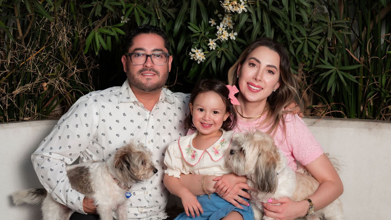Familia de tres felices con sus dos perros.