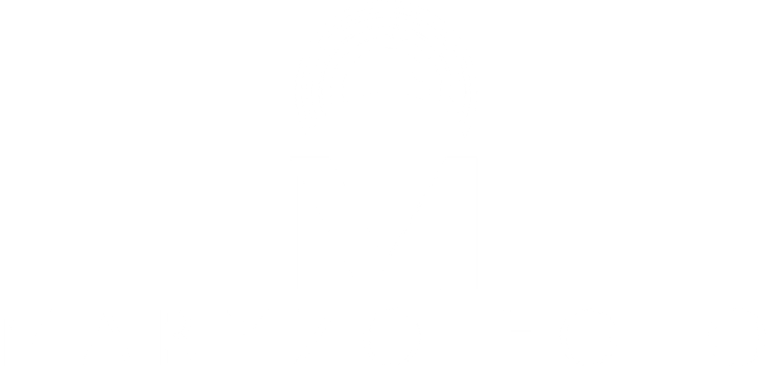 Logotipo blanco de Maryzolfoto sobre fondo transparente.
