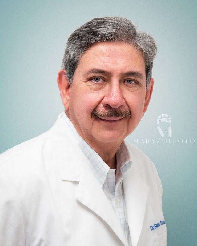 Retrato de médico, usando camisa y bata médica.