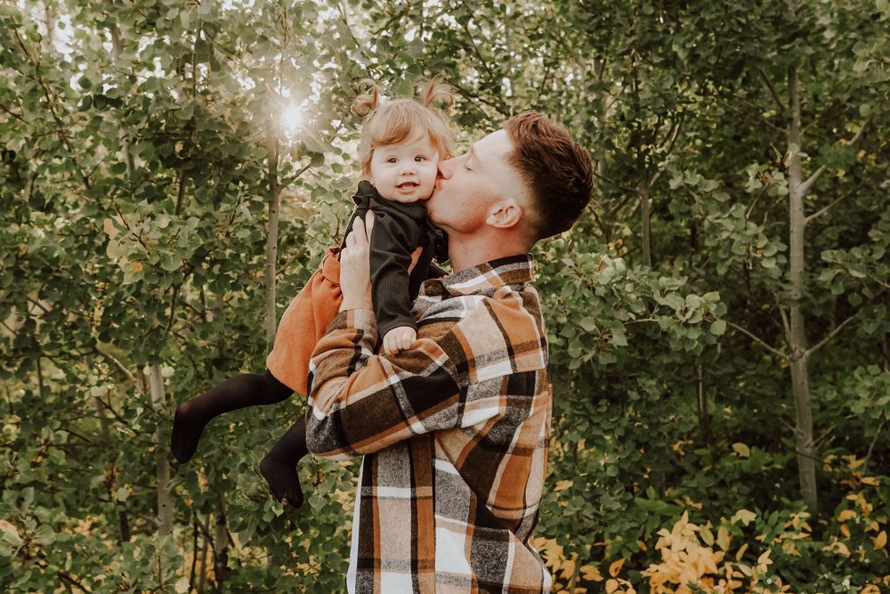 Calgary, Alberta family session girl and dad