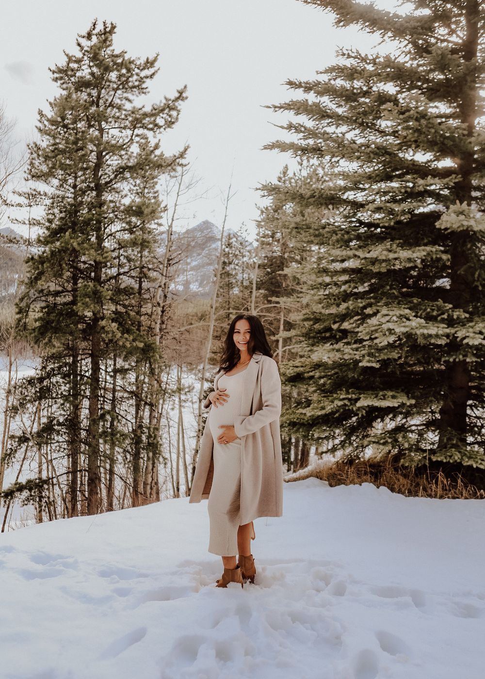 Canmore, Alberta maternity in winter with snow