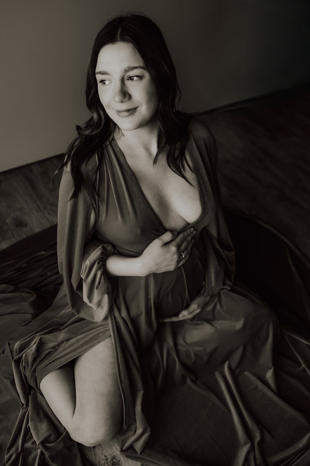 Calgary, Alberta indoor maternity session