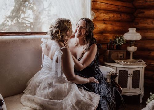 Alberta brides getting ready at Diamond in the Rough