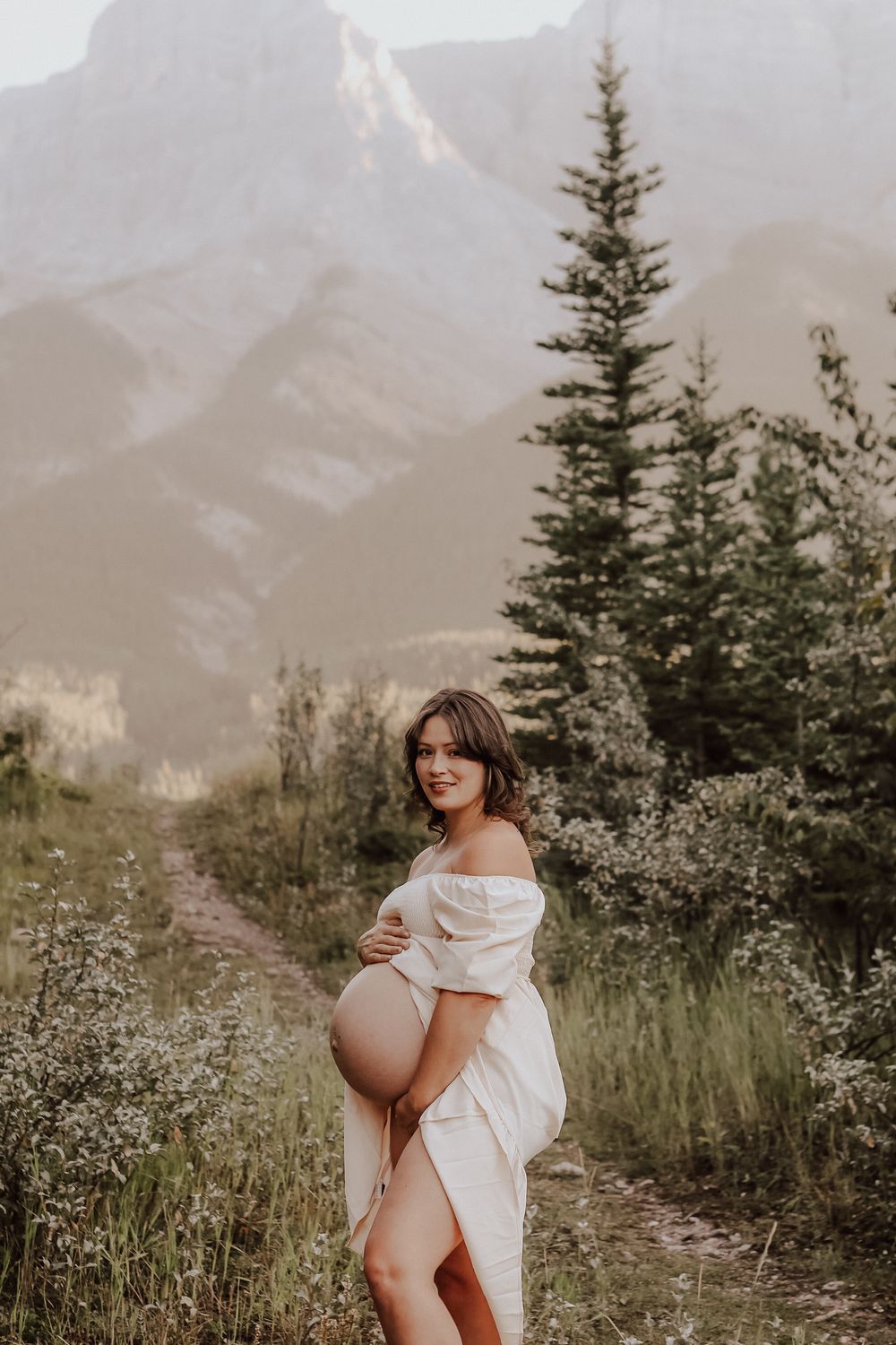 Canmore, Alberta maternity session with mountain backhground