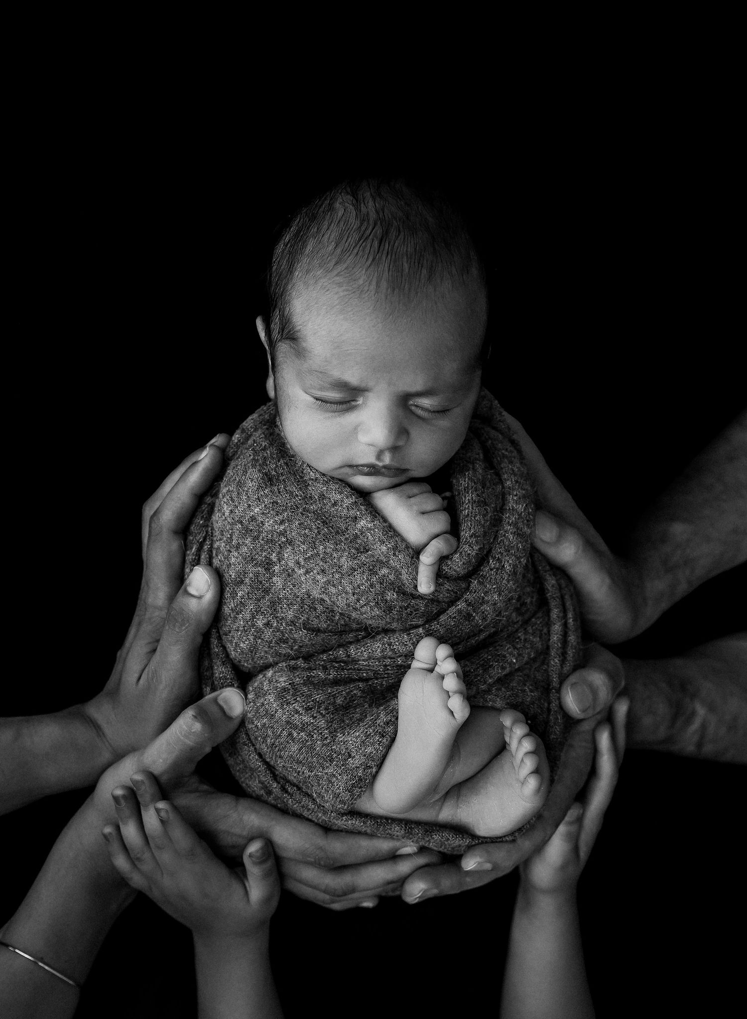Artistic newborn photographer in Sydney. Black and White newborn photos.