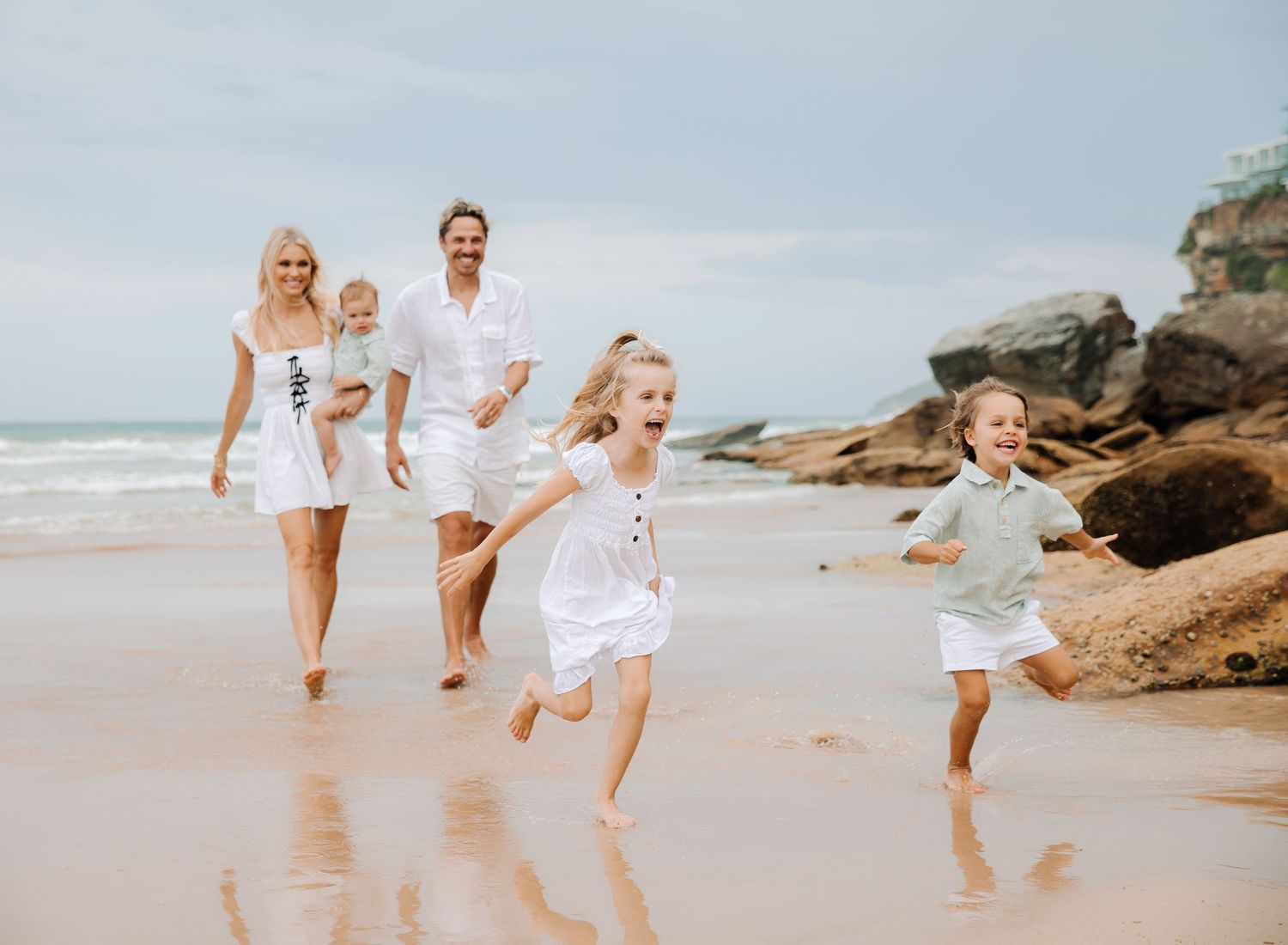 Family photos at the beach in Sydney. Northern Beaches family photographer. Kristy Jauncey Photography.