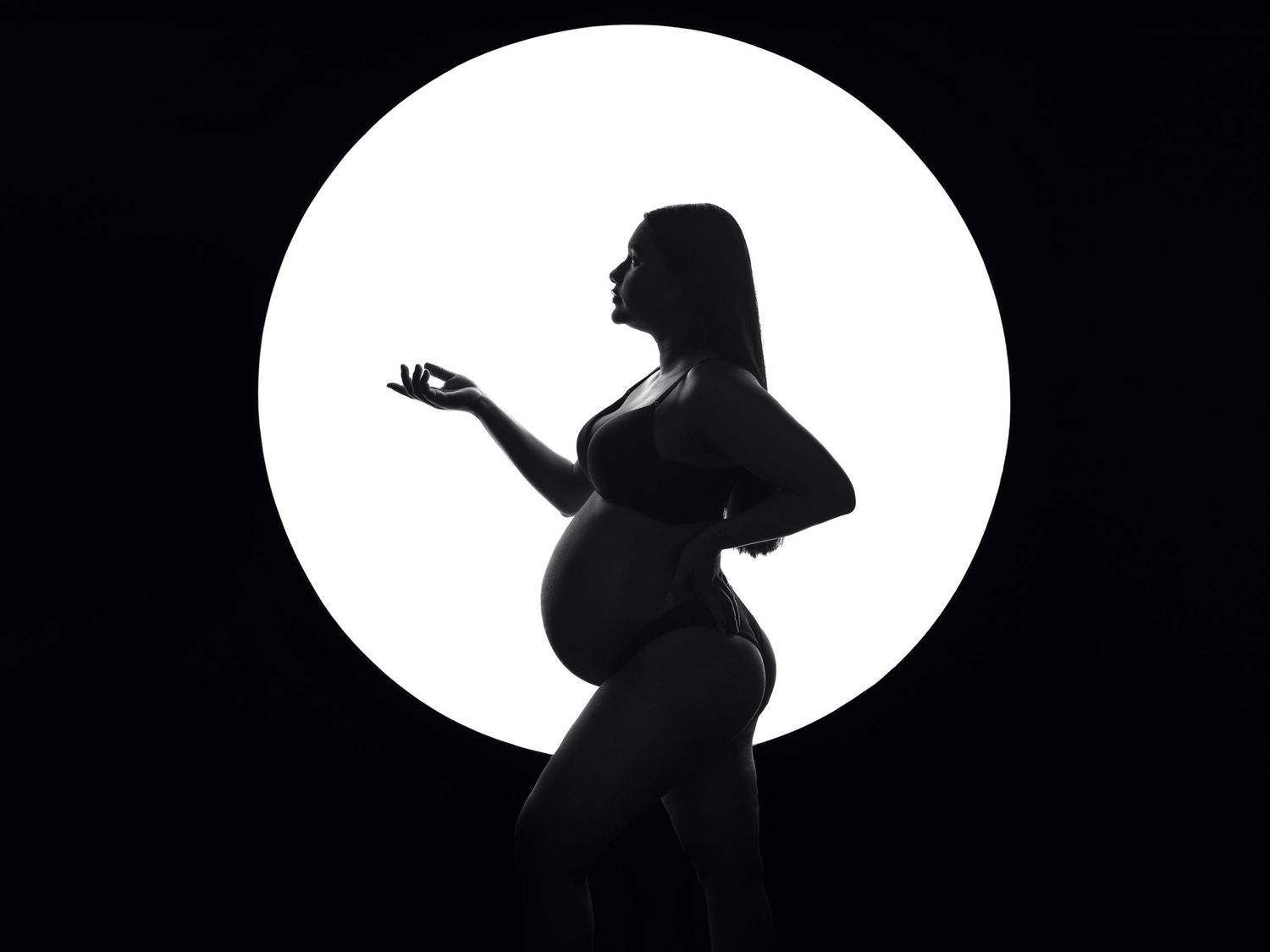 Creative maternity portrait of a pregnant woman in Florida, capturing elegance, beauty, and anticipation