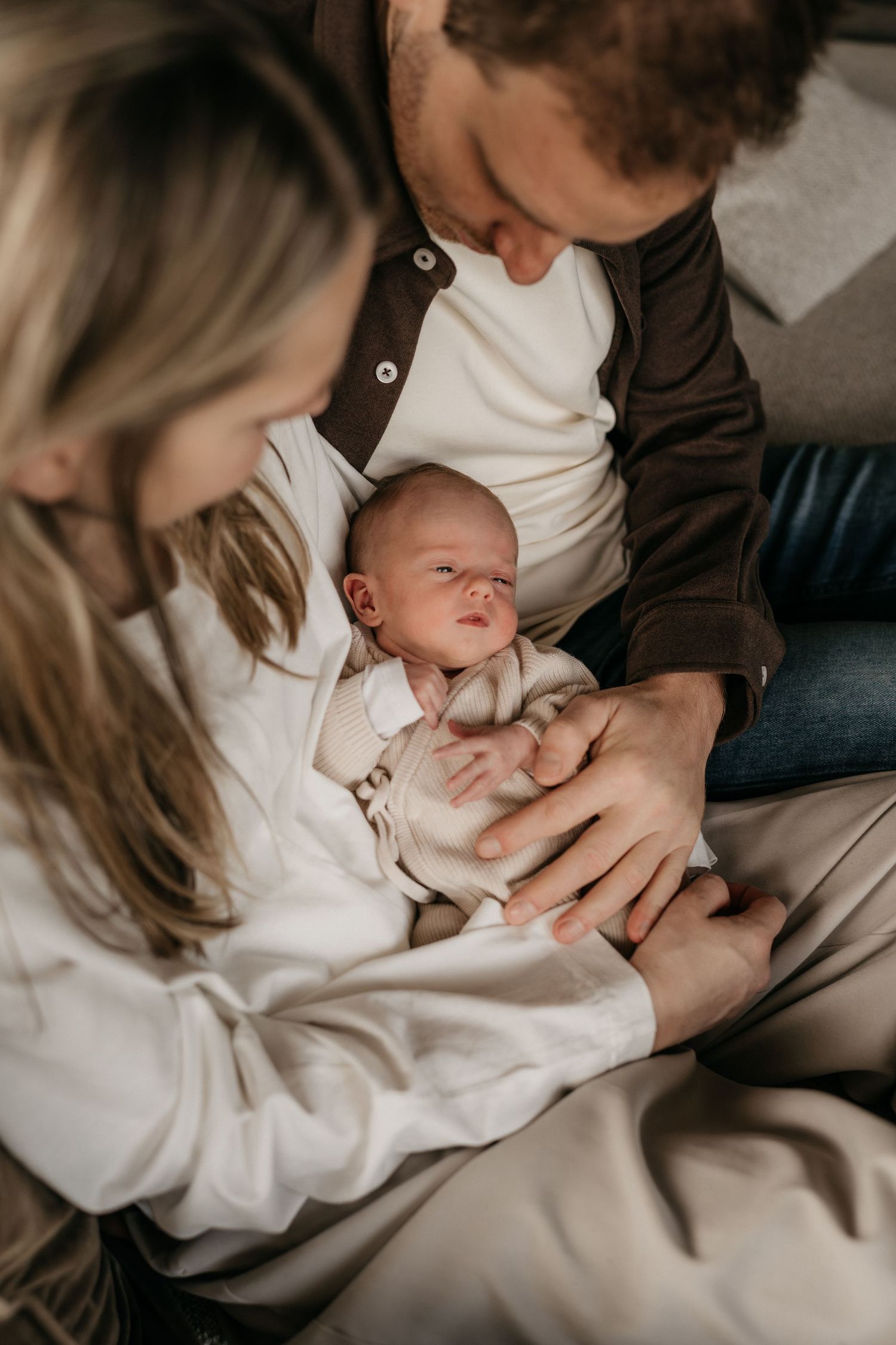Newbornshoot waarbij ouders pasgeboren dochter vasthouden