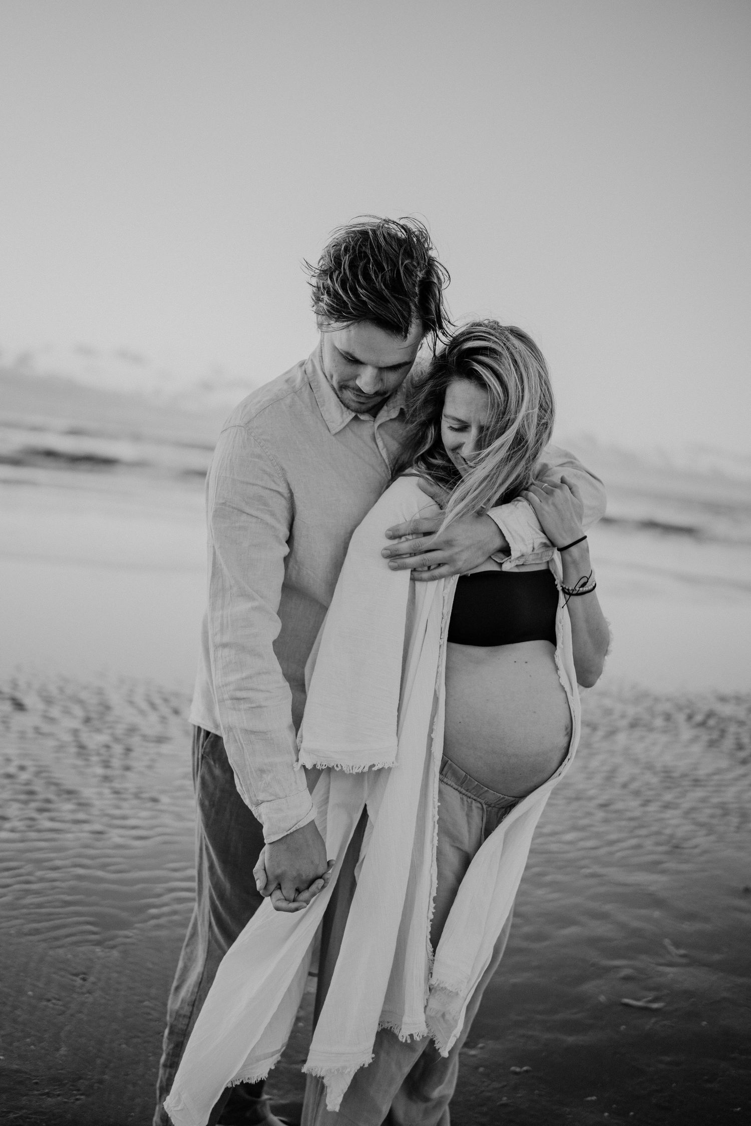 Zwangerschapsfoto aan het strand met blote buik