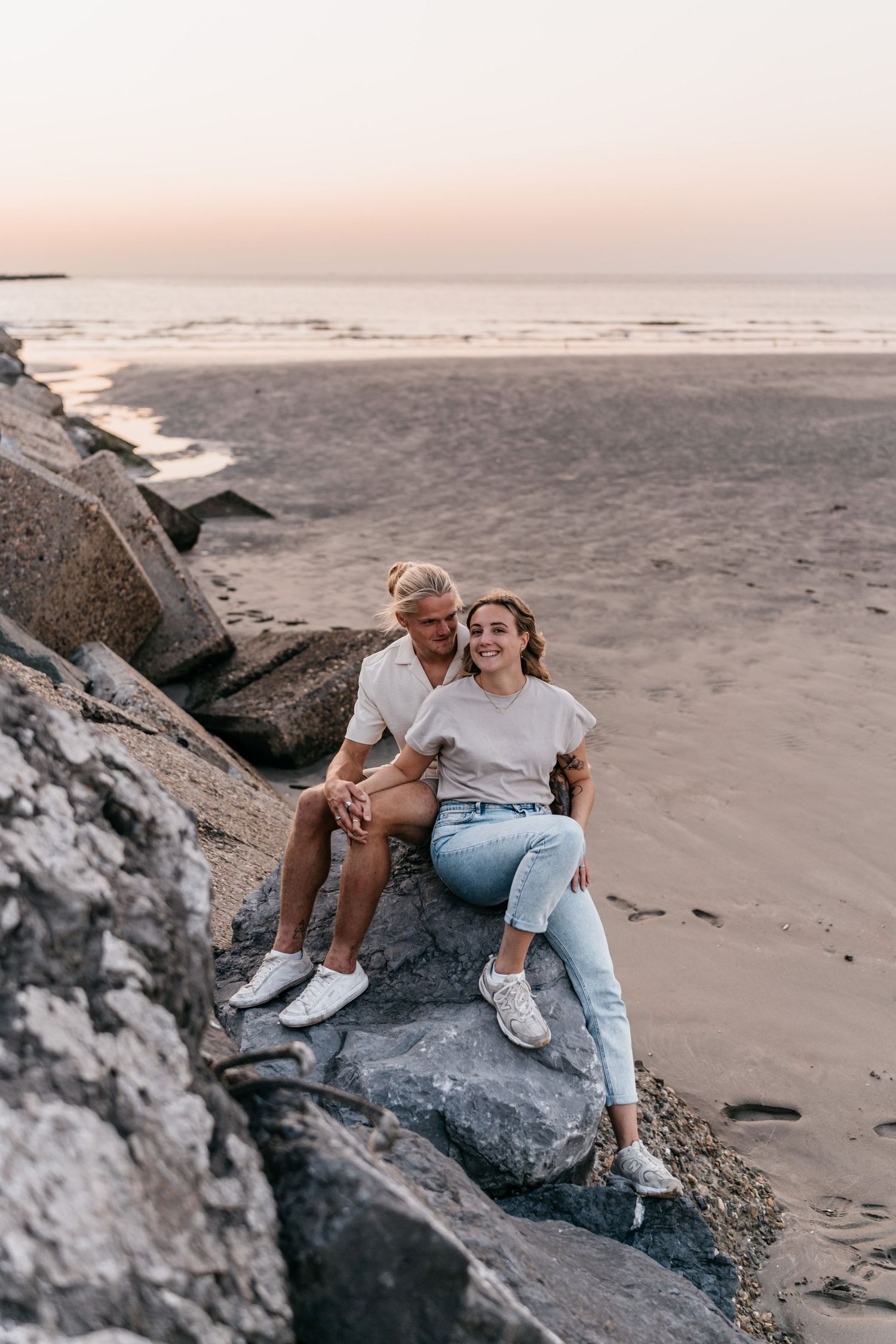 Fotoshoot aan het strand tijdens goldenhour
