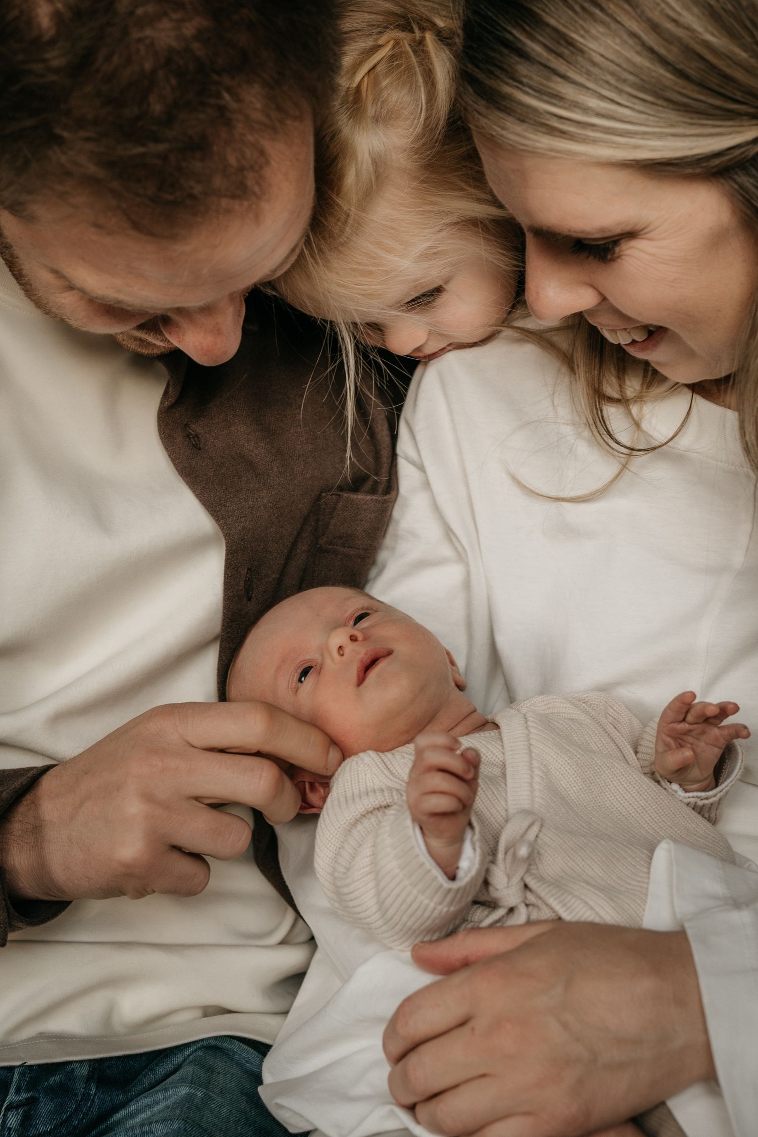 Gezinsfoto tijdens een newbornshoot in Noord-Brabant - omgeving Eindhoven