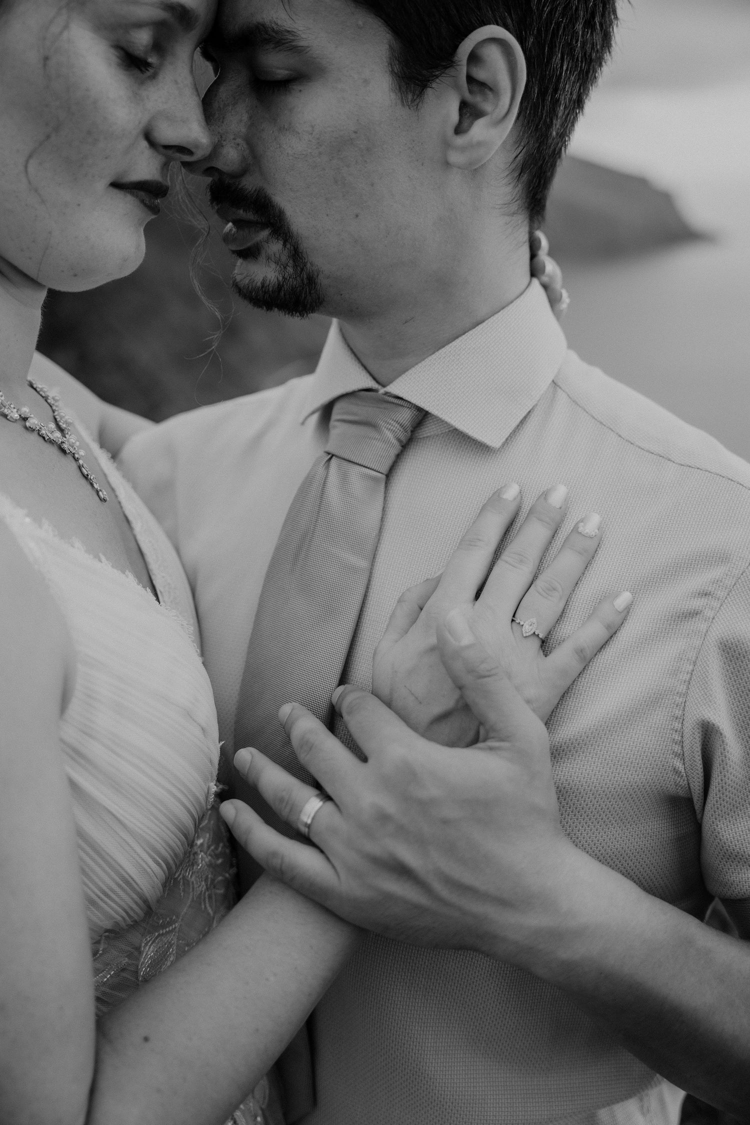 Destination wedding close-up foto op rings on hands