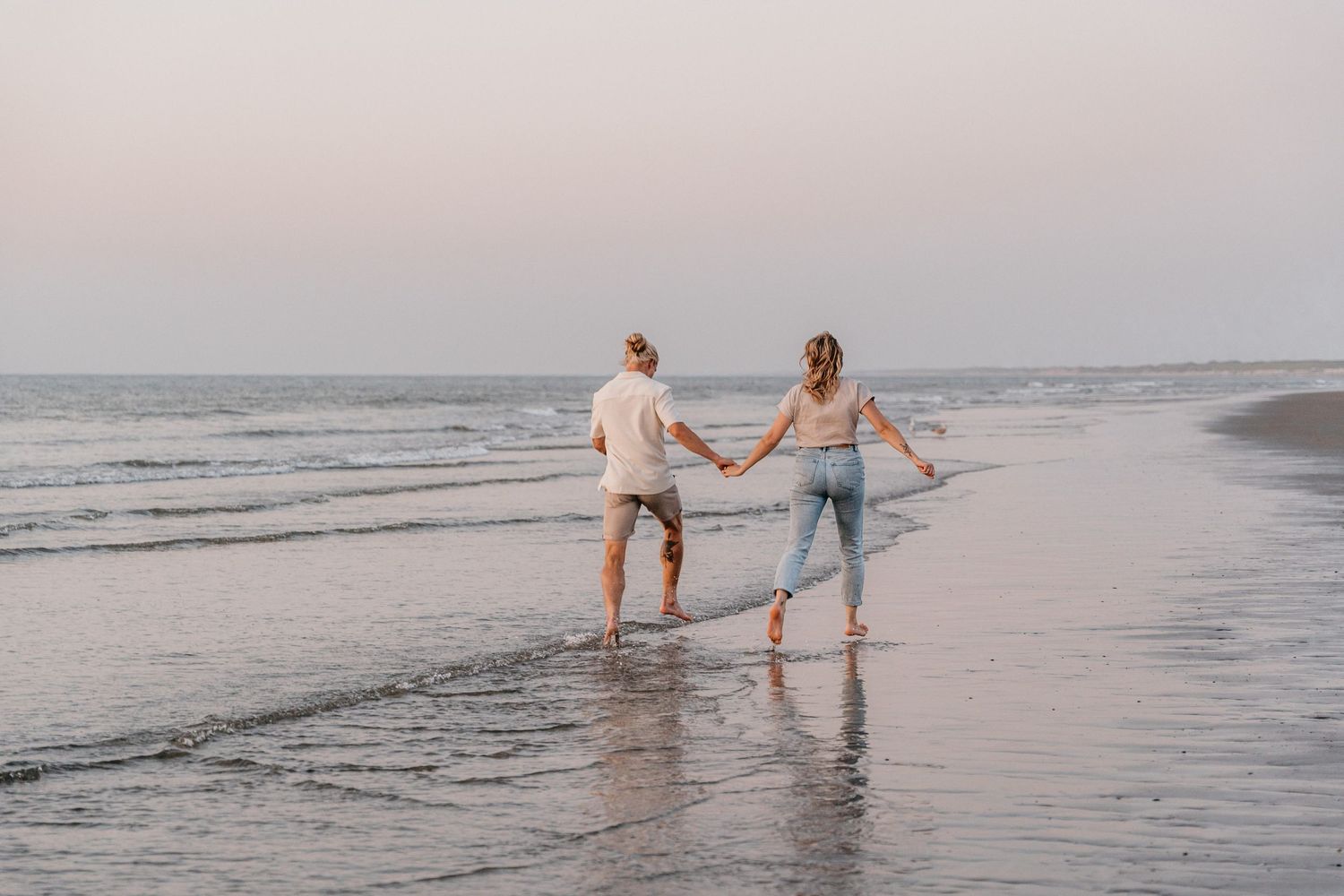 Couple shoot aan het strand tijdens goldenhour