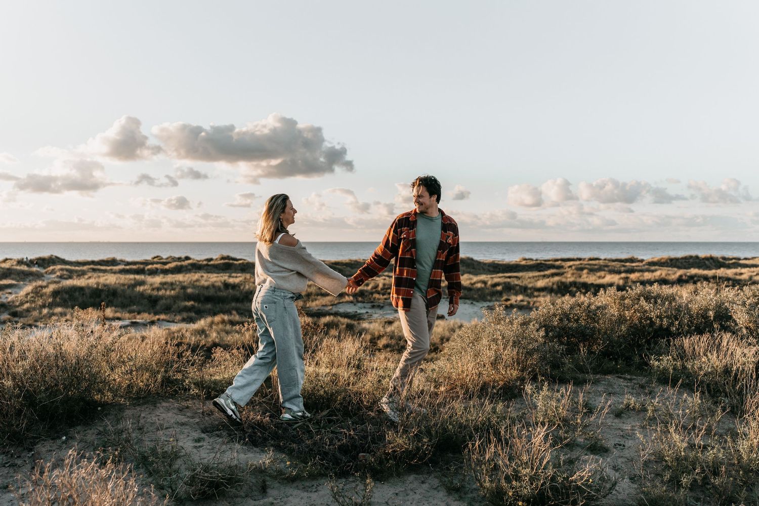 Beach maternity shoot in dunes IJmuiden
