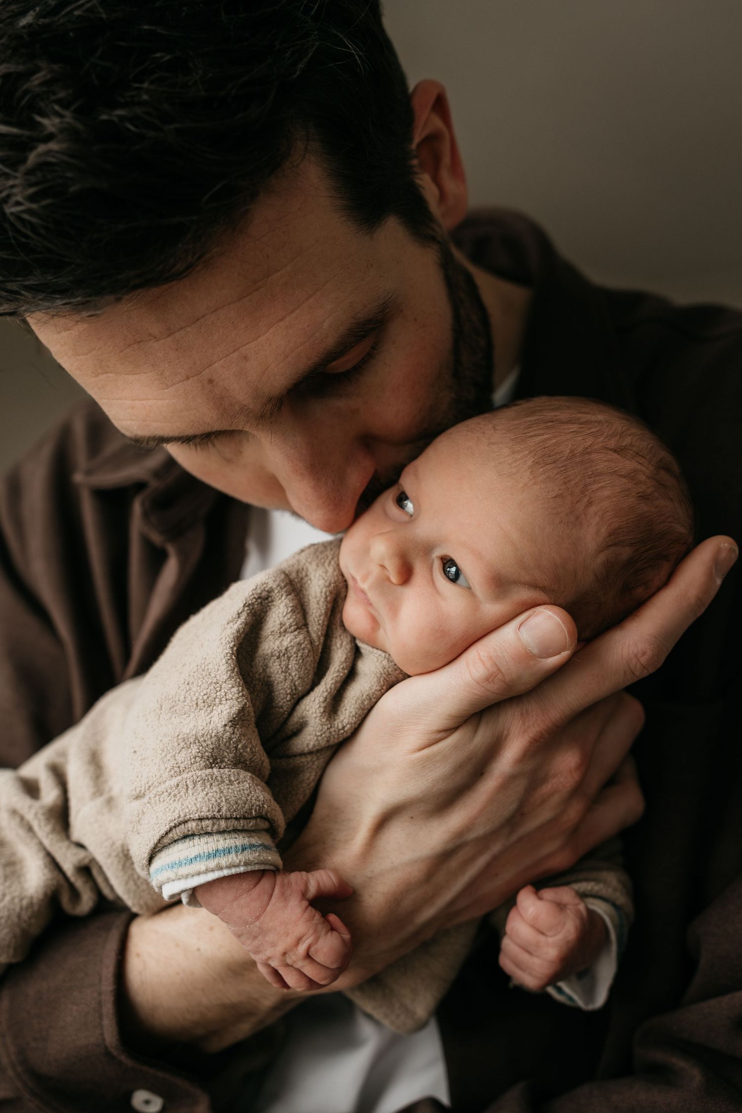Newbornfotografie thuis | vader en zoon