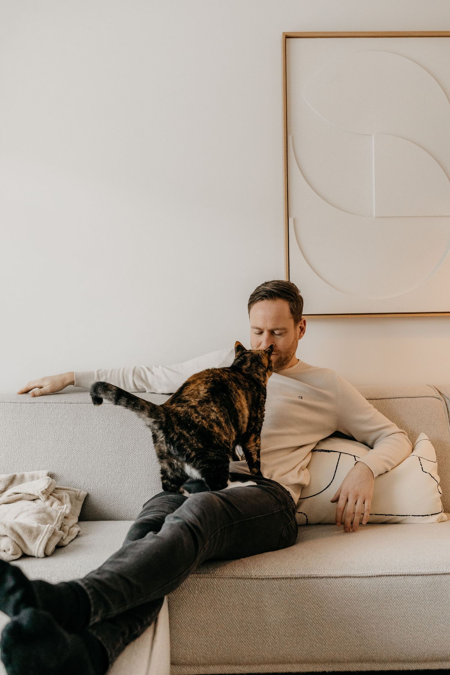 Lifestyle foto van man en zijn kat thuis