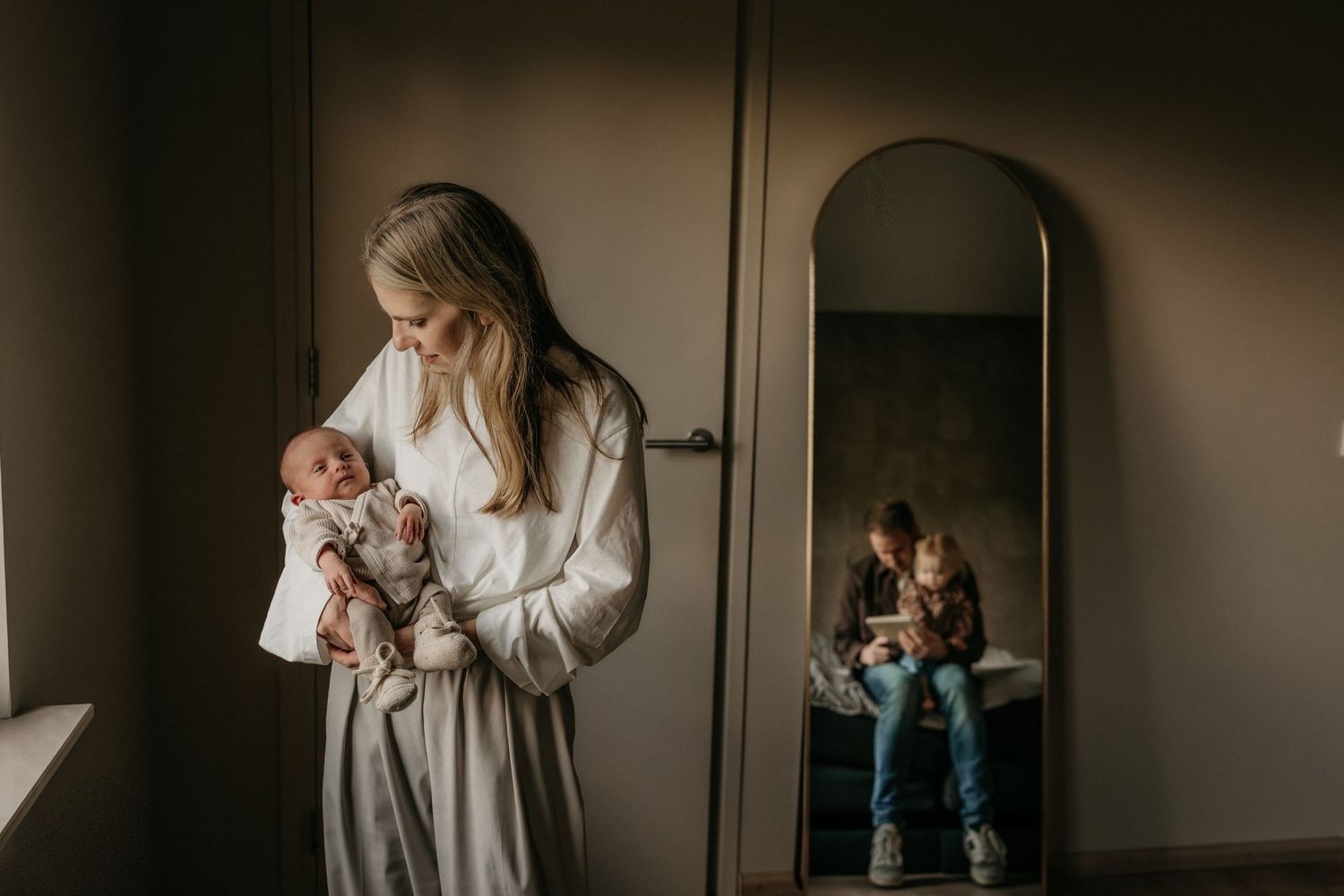 Foto van gezin tijdens newbornshoot in natuurlijk licht in Erp - Noord-Brabant