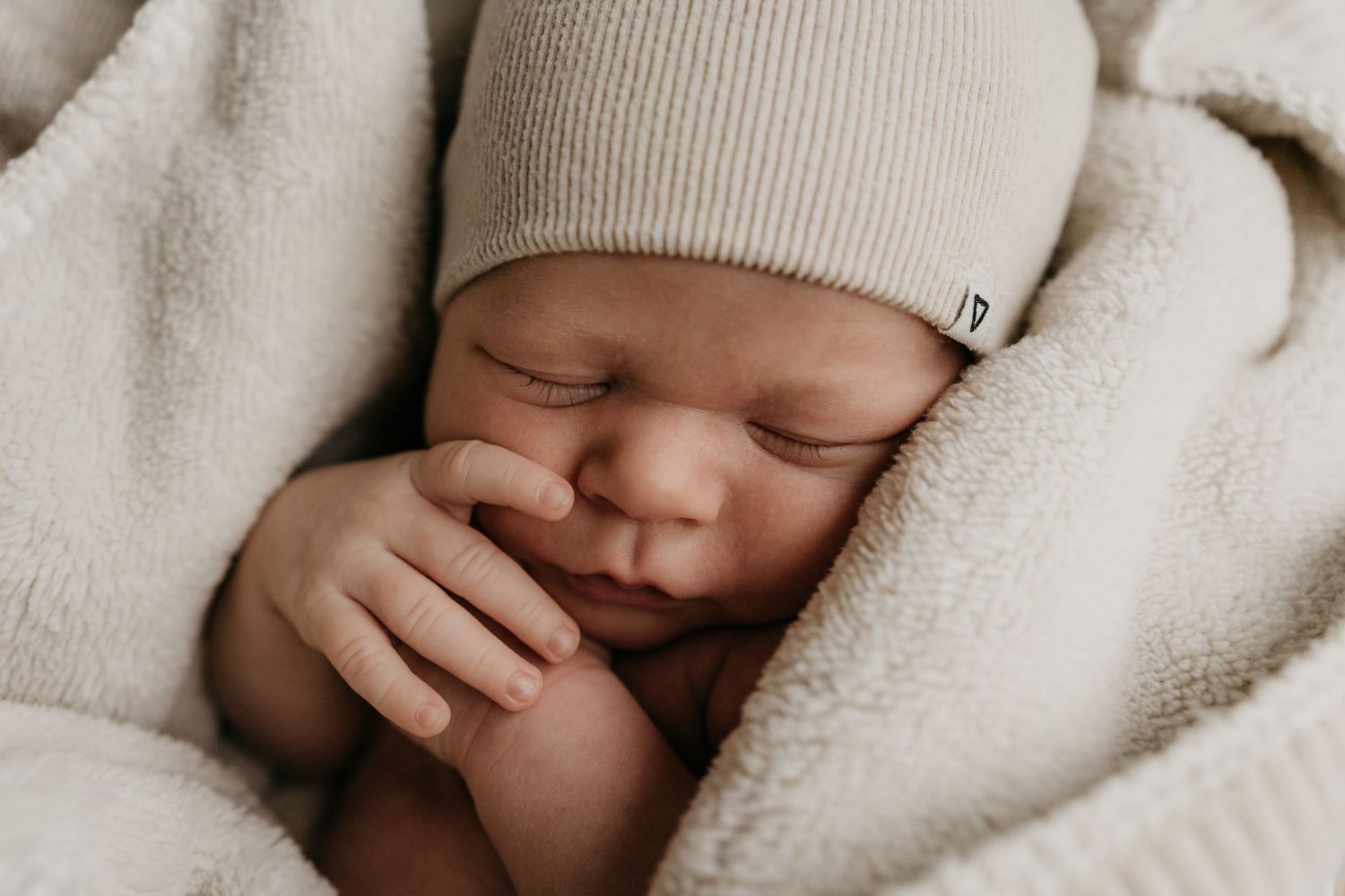 Close-up van een pasgeborene tijdens een newbornshoot