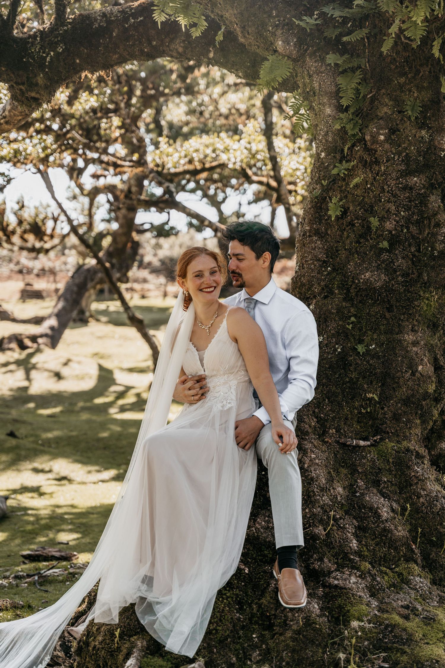 Bruidsfoto tijdens de fotoshoot op een mooie natuurlijke locatie in het bos met warm natuurlijk licht