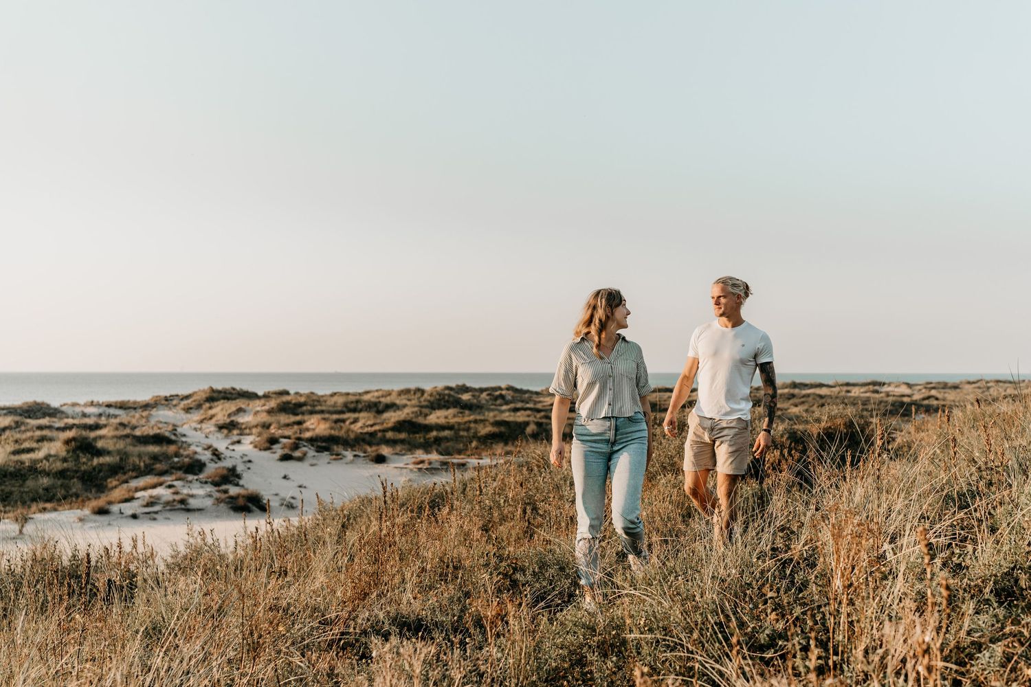 Foto van vergezicht tijdens een coupleshoot aan het strand in Nederland