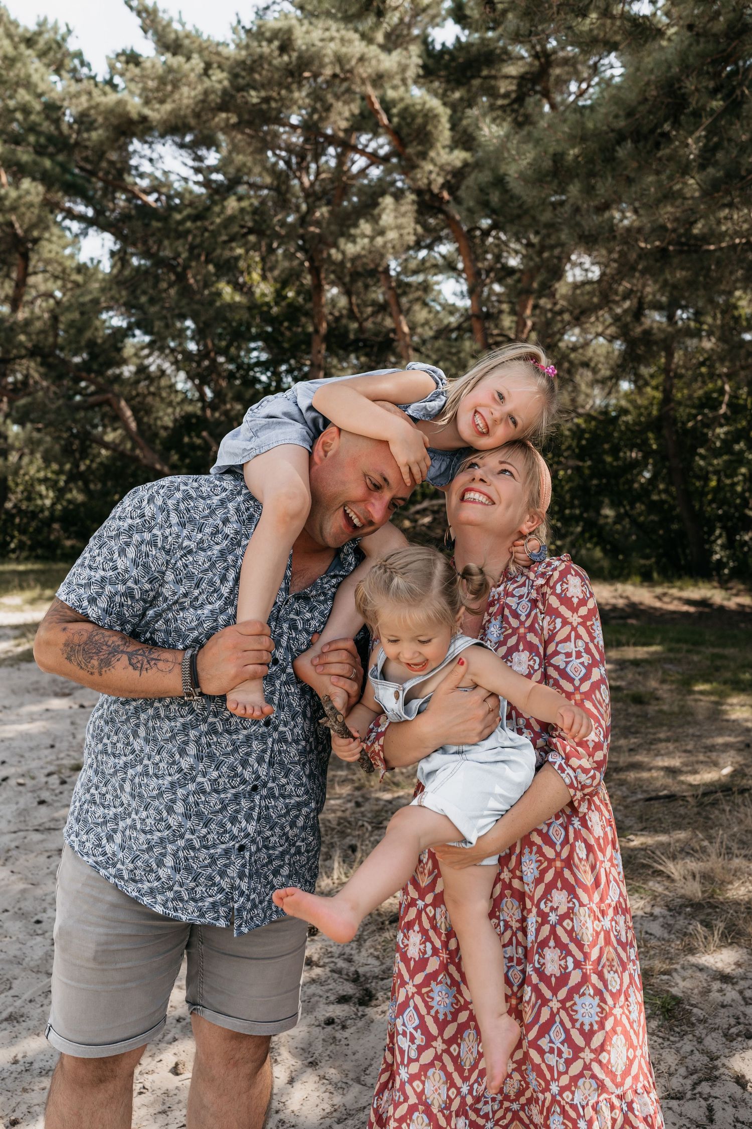 Spontane familiefoto tijdens een lifestyleshoot in de omgeving van Tilburg en Breda in het bos.