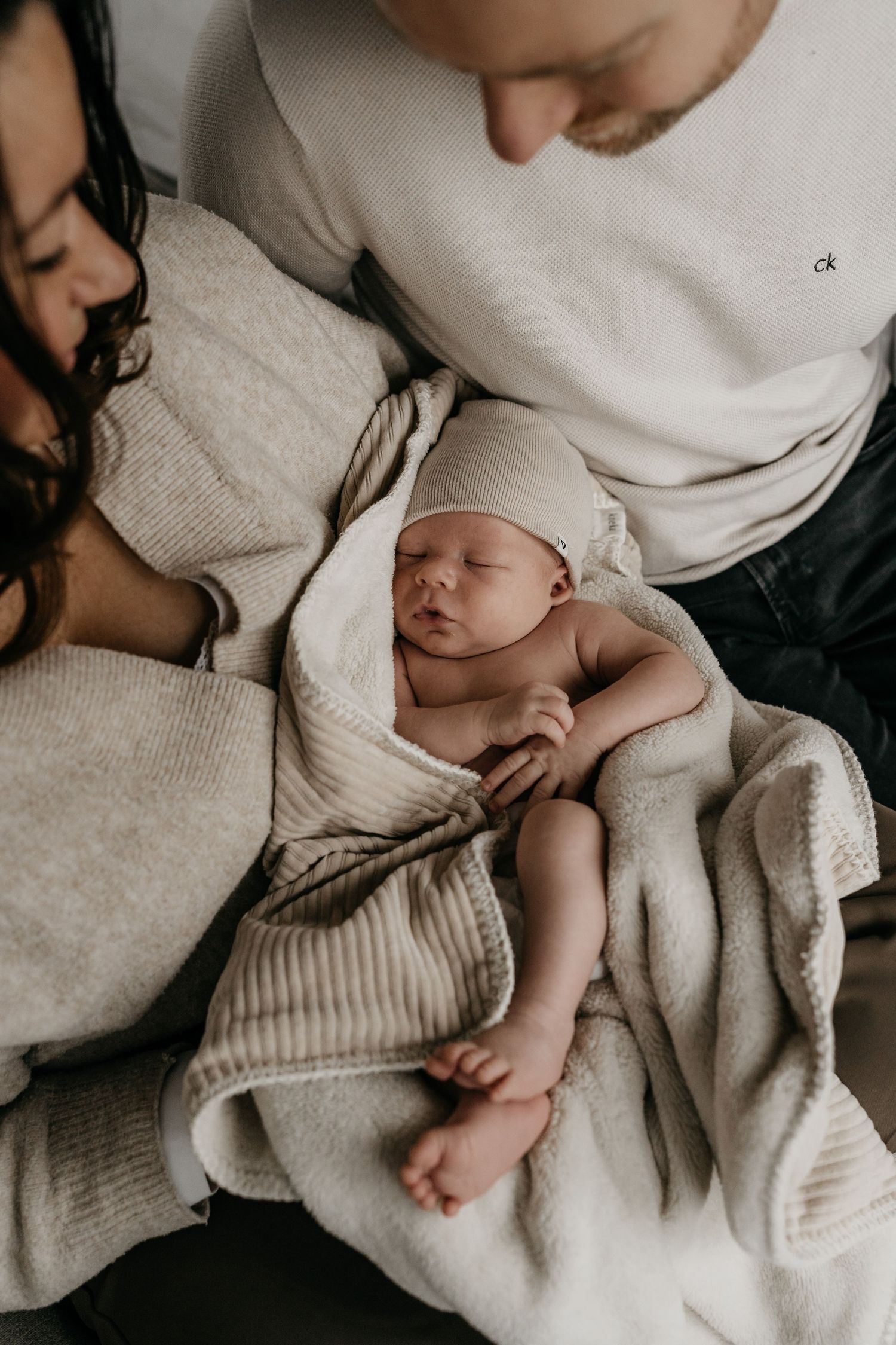 Newborn gewikkeld in dekens tijdens een newbornshoot