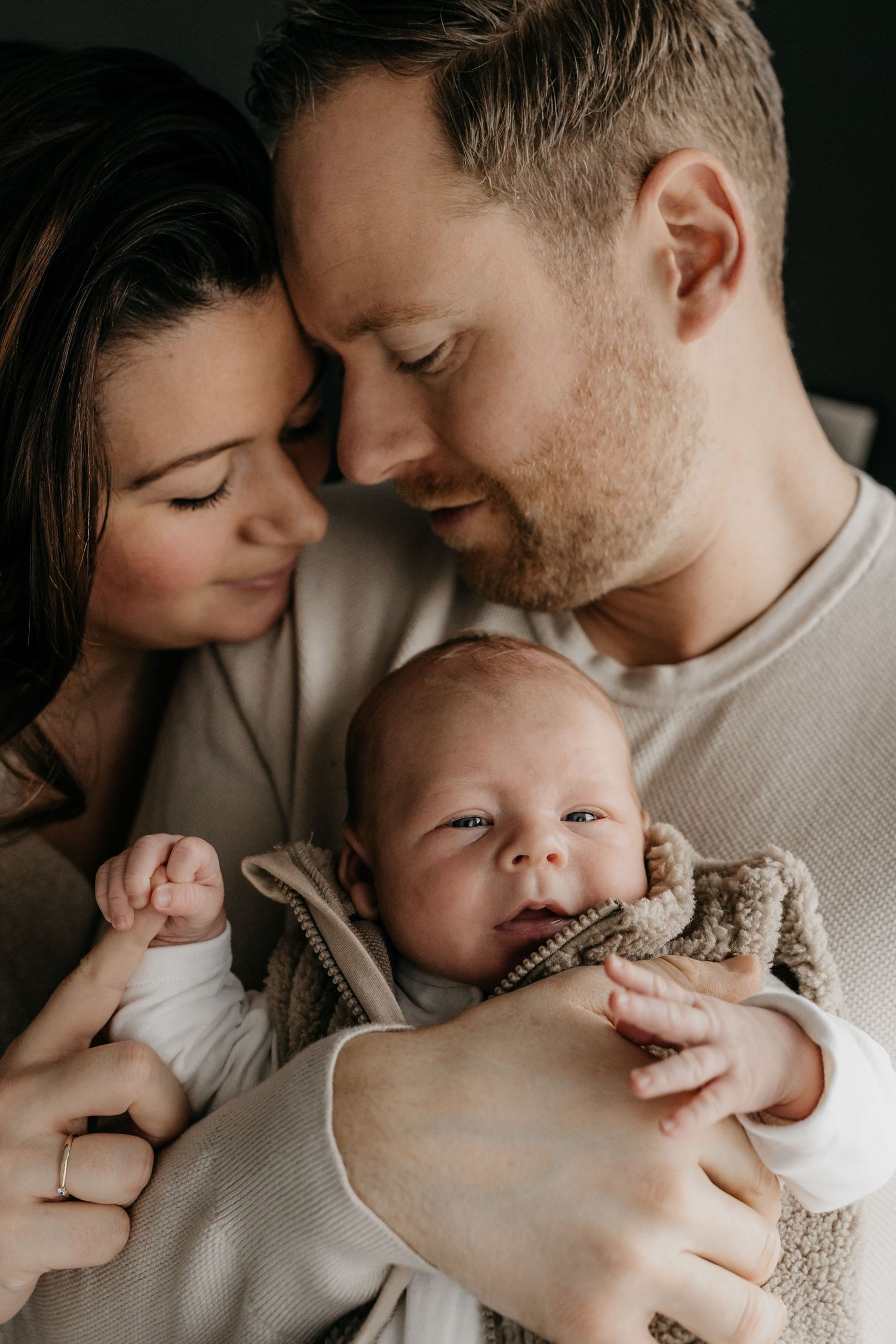Gezin tijdens newborn shoot in natuurlijk licht