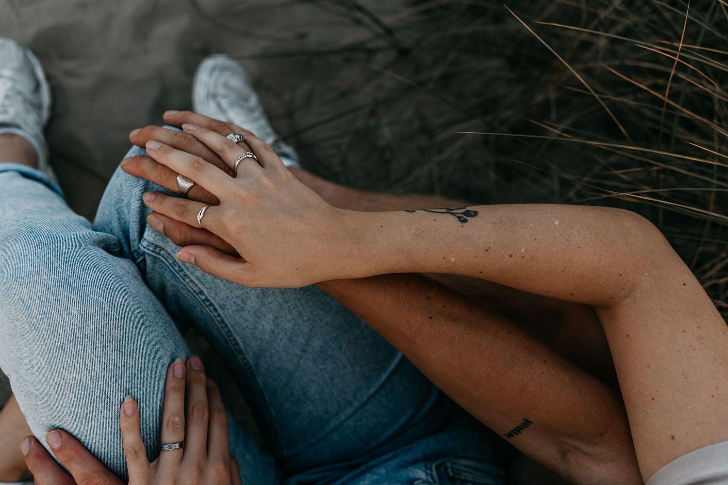 Detailshot van handen die elkaar liefdevol aanraken