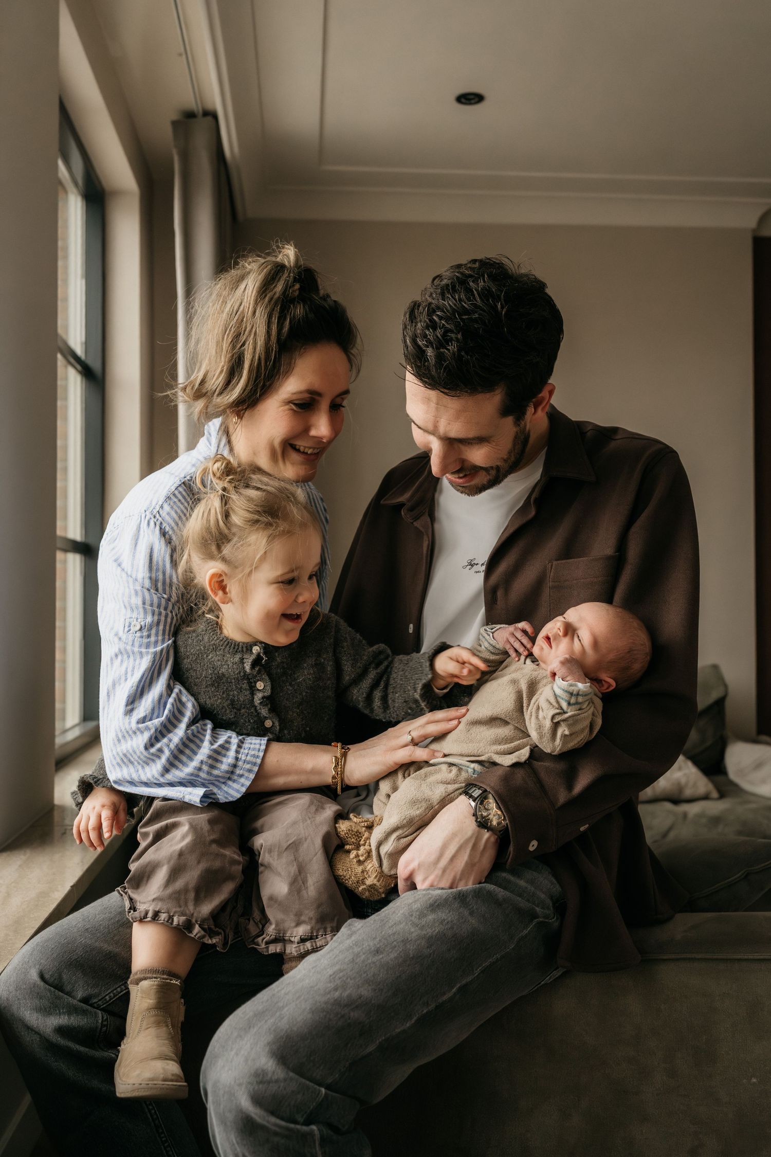 Familiefoto tijdens een newbornshoot in Erp - Noord-Brabant