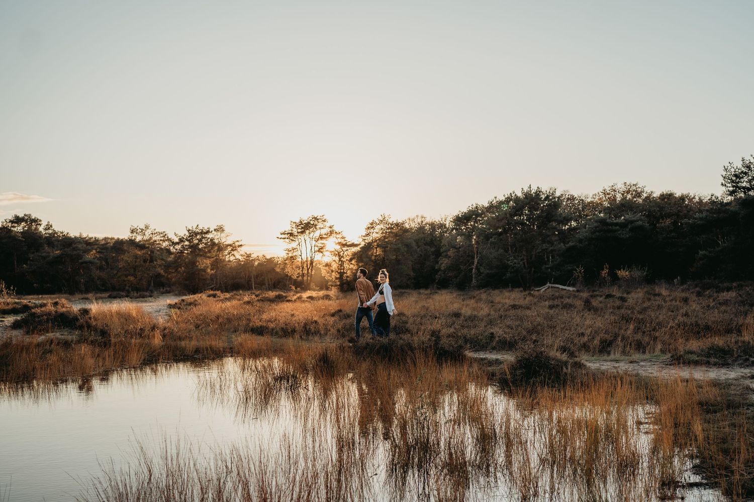 Zwangerschapsshoot Bedafse Bergen tijdens Golden hour - Brabant