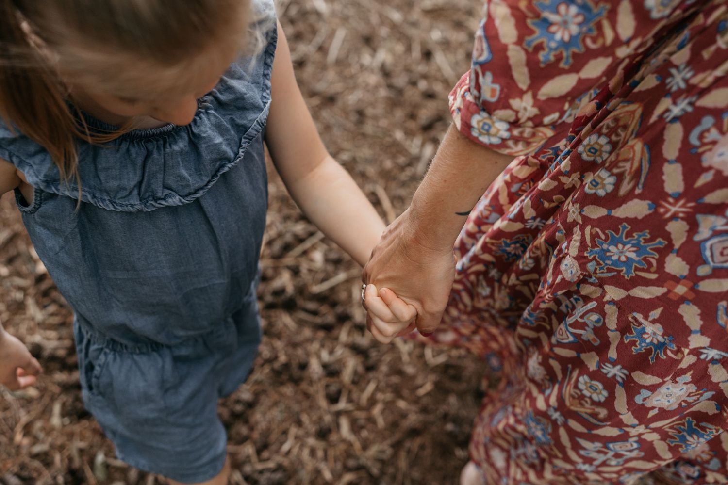 Moeder en dochter tijdens familieshoot in Brabant
