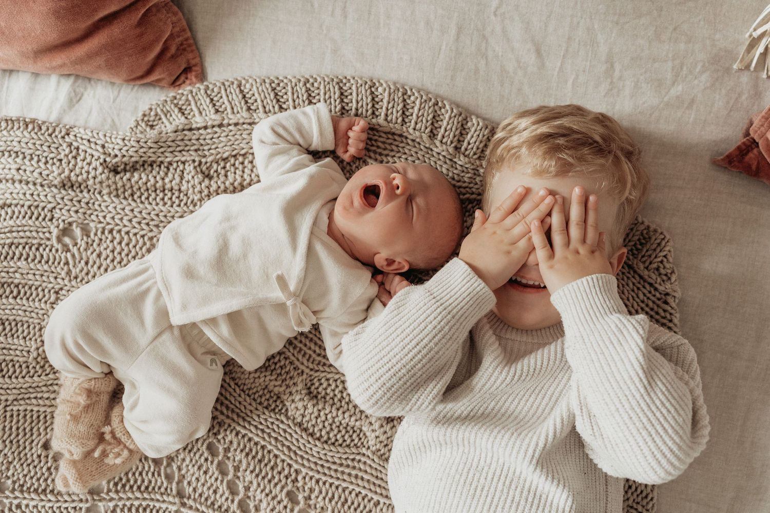 Newborn foto van broer en zijn pasgeboren zusje