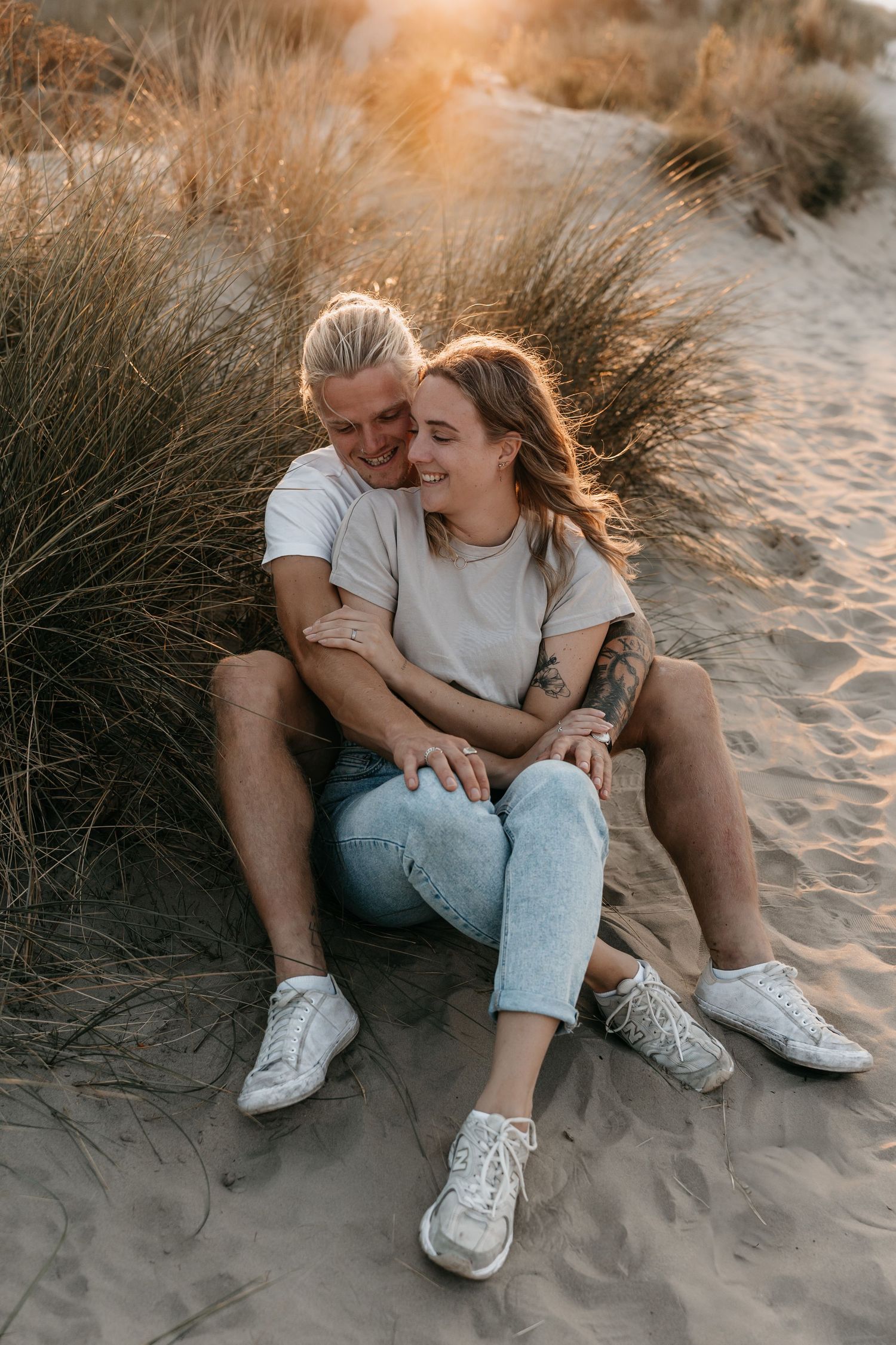 Verliefd koppel in de duinen tijdens goldenhour