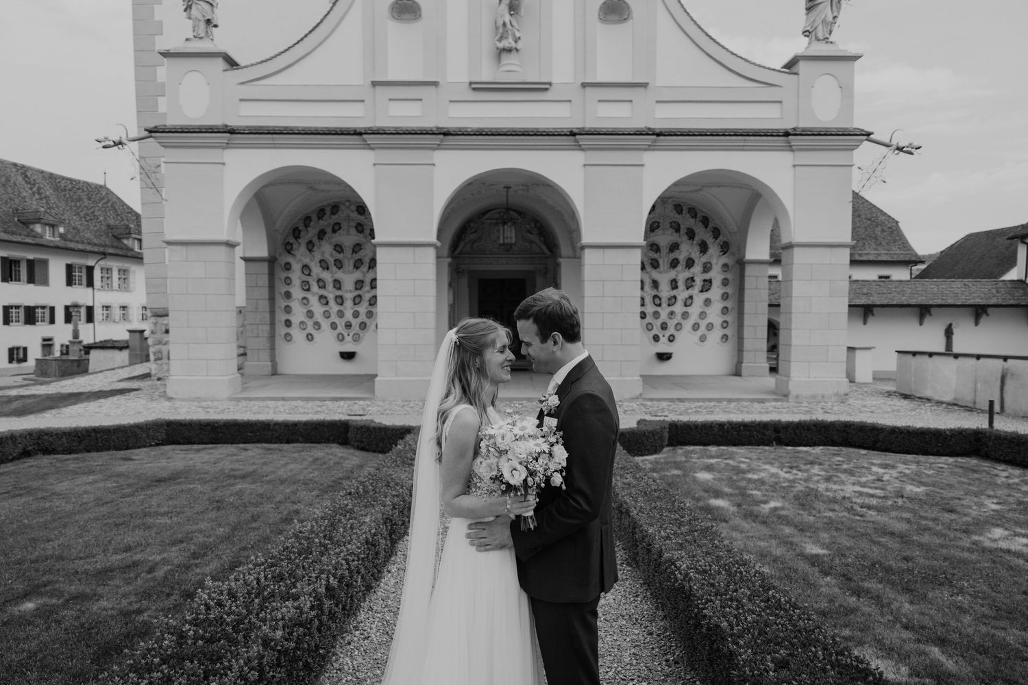 Zwart-wit foto van de shoot tijdens een bruiloft voor de kerk