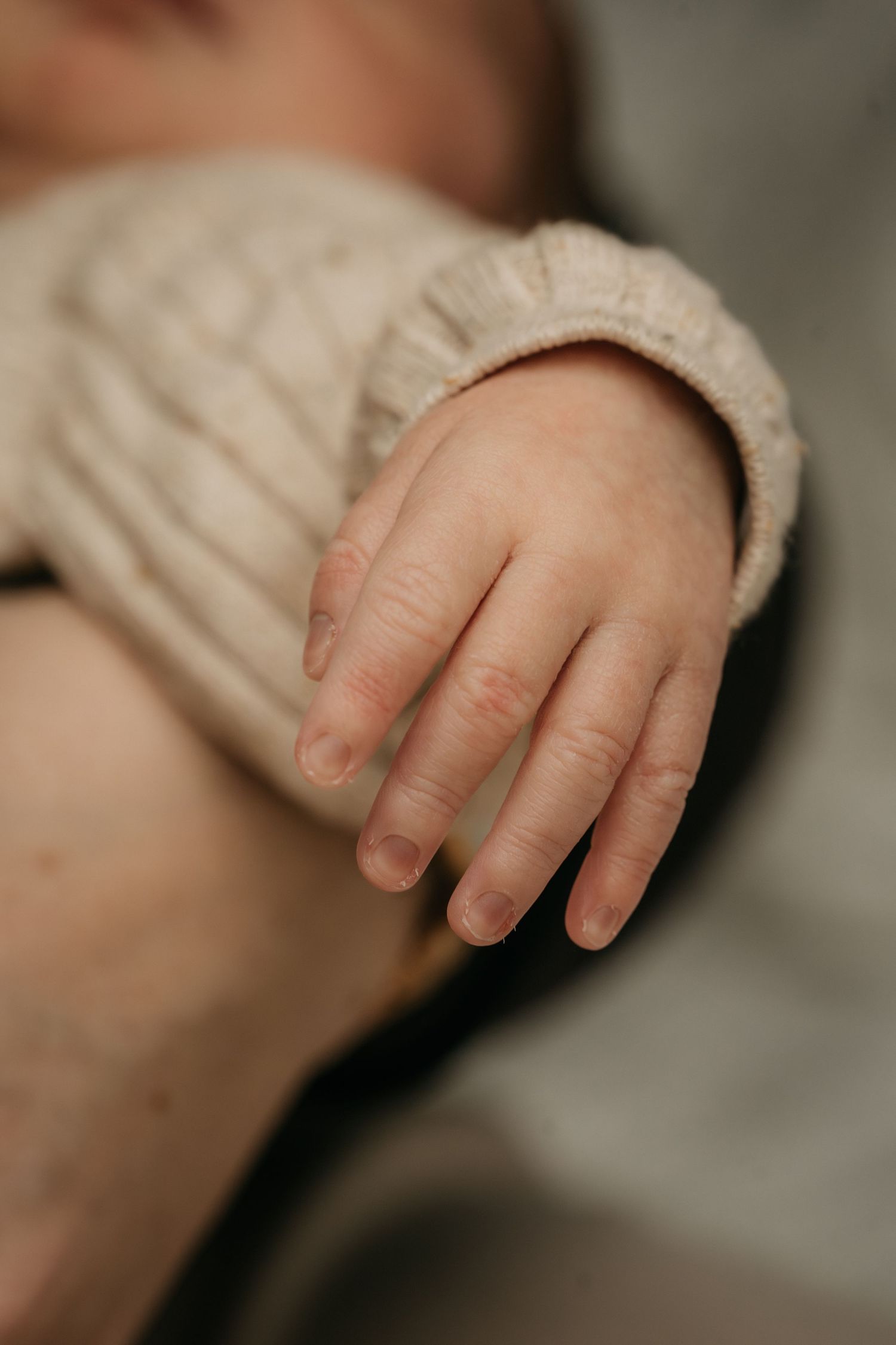 Detailshot van handje tijdens een newbornshoot