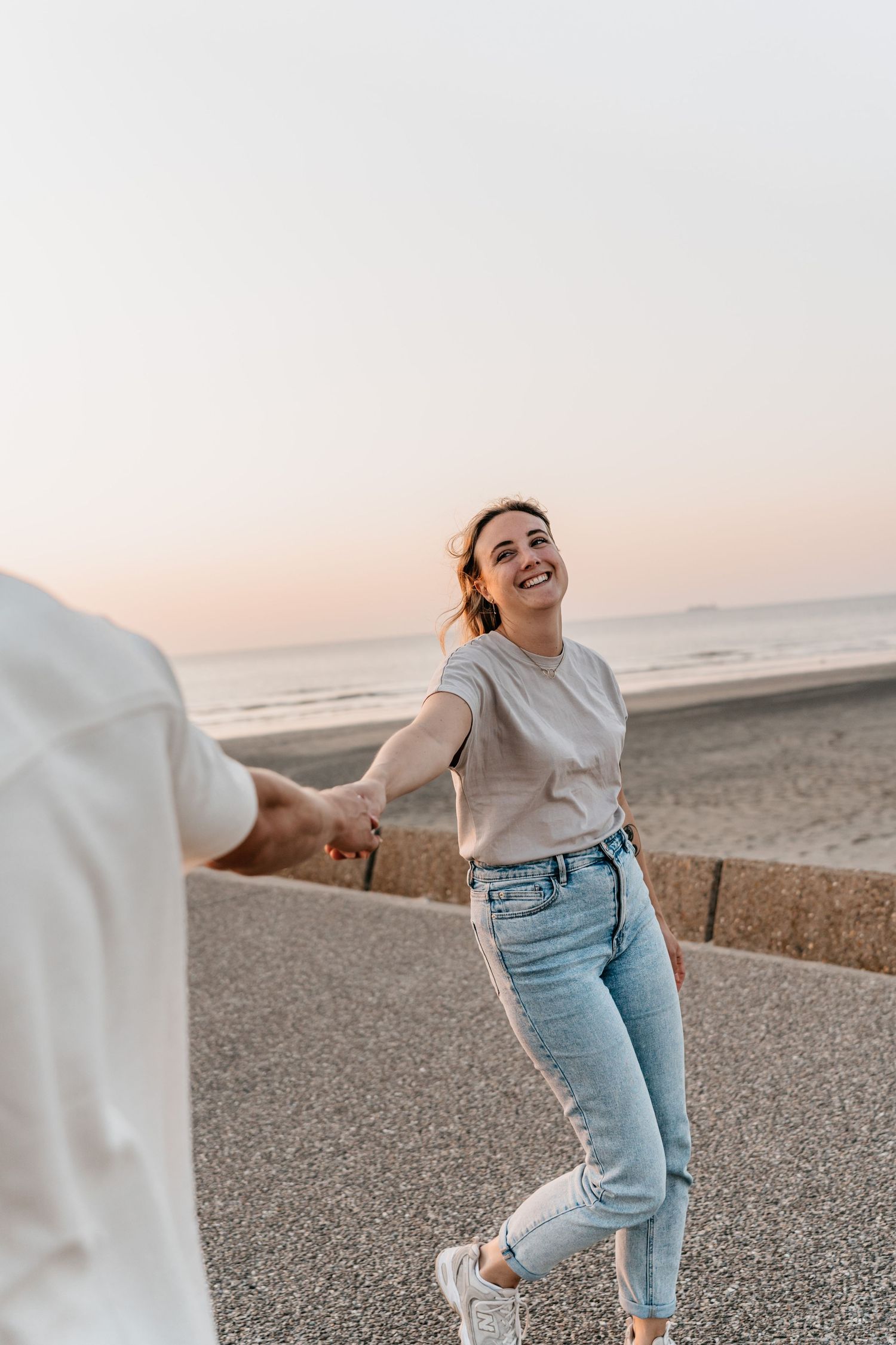 Portret van gelukkige vrouw tijdens een koppelshoot