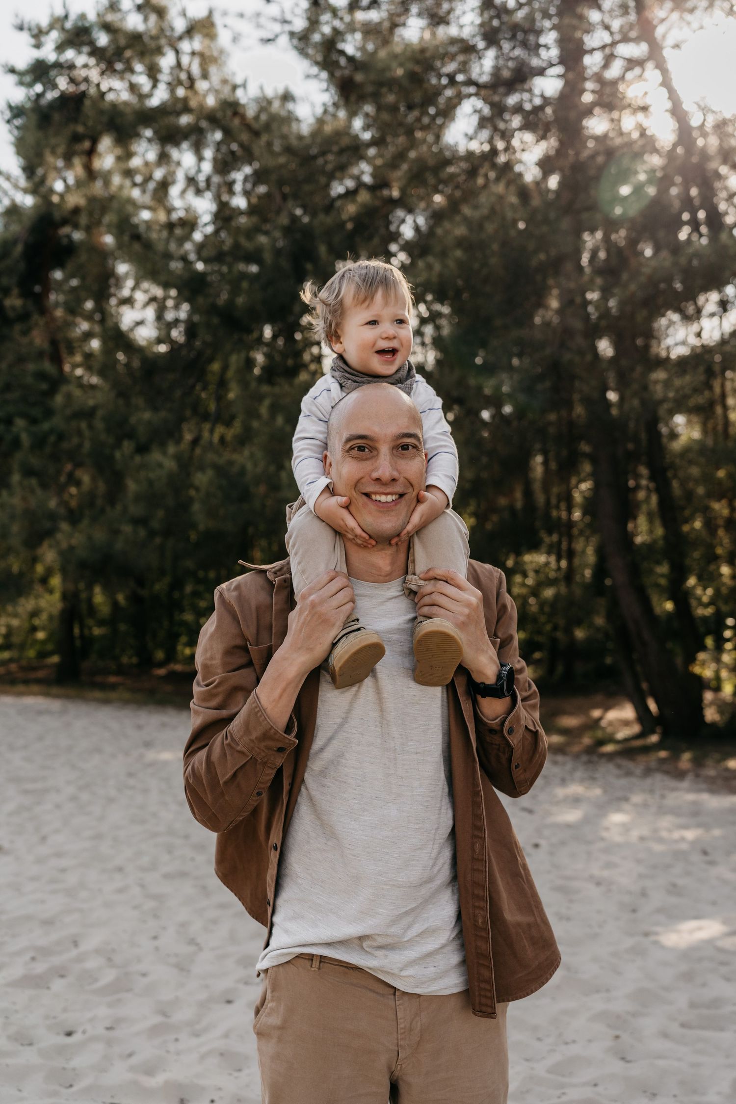 Vader met zoon op zijn schouders tijdens een familieshoot bij de Bedafse bergen