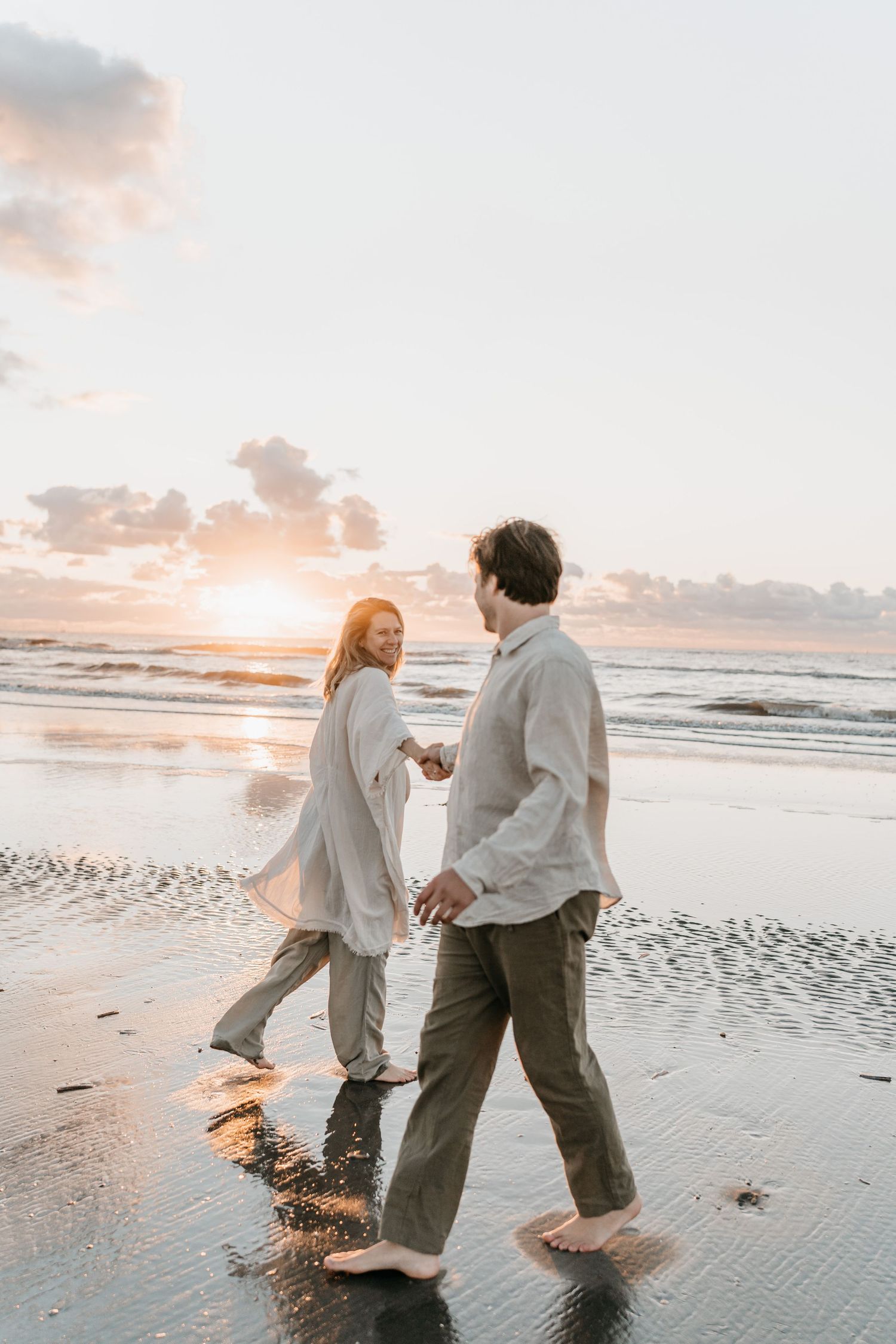 Zwanger koppel tijdens een fotoshoot op het strand in Zeeland