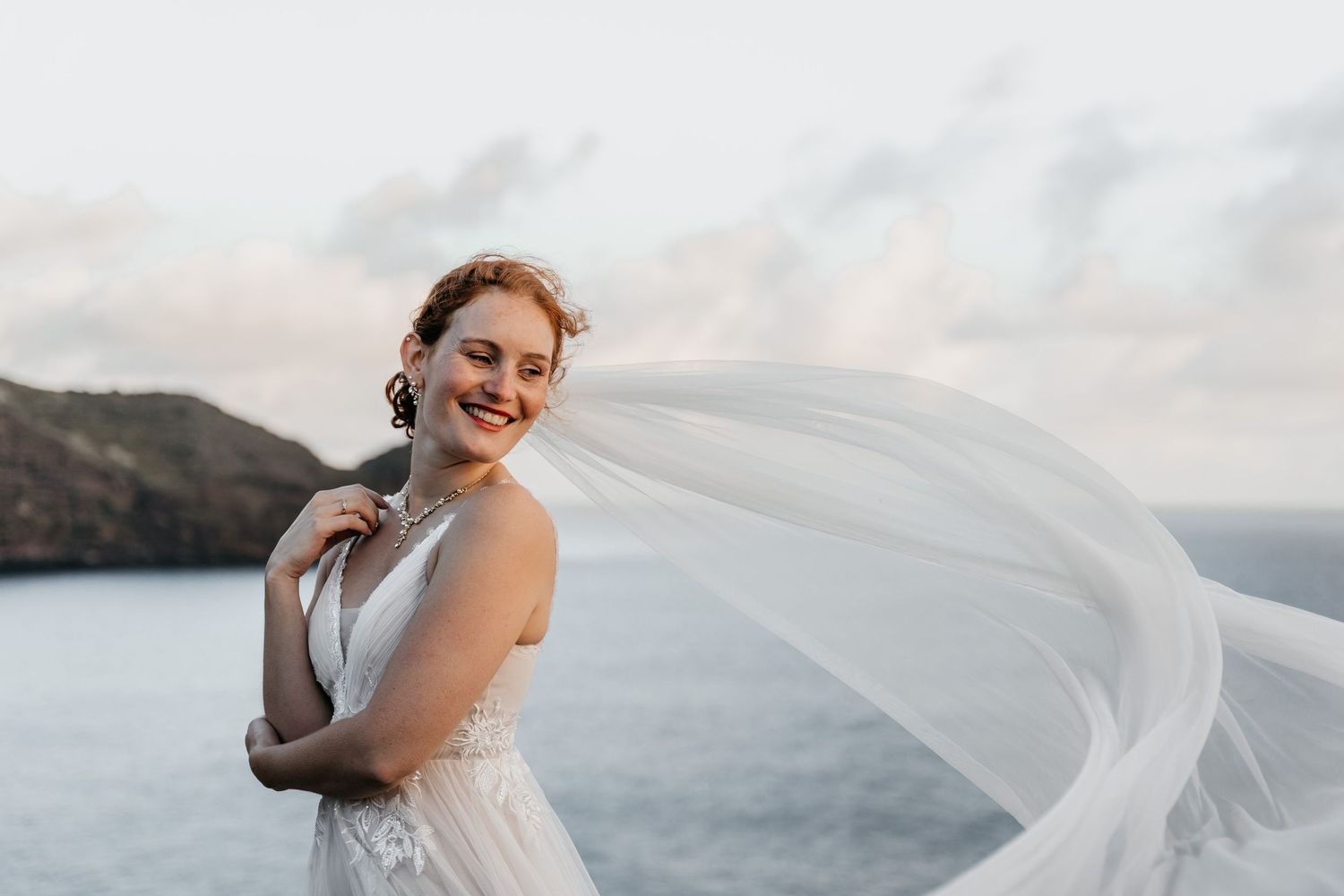 Flying veil in de wind during portret photo op de bride on wedding