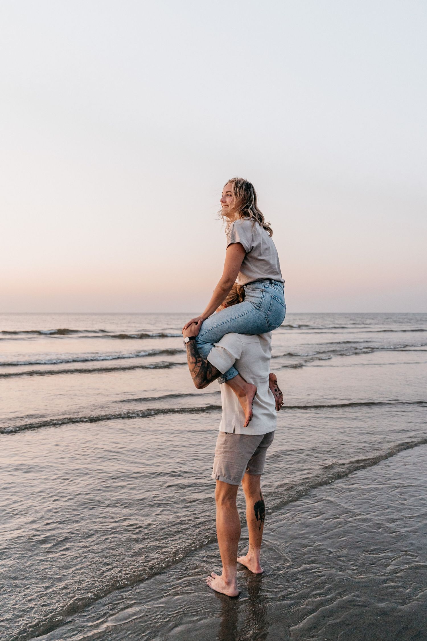 Goldenhour koppelsloot waarbij wordt uitgekeken over de zee naar de ondergaande zon
