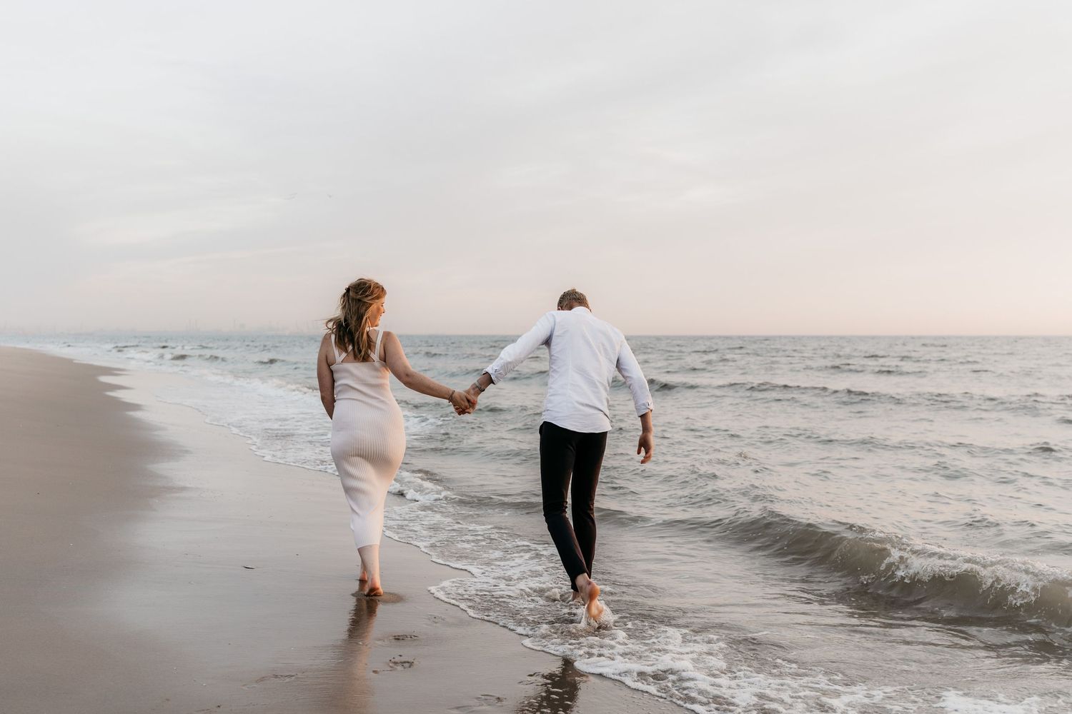 Zwangerschapsshoot aan het strand in Monster - Zuid-Holland
