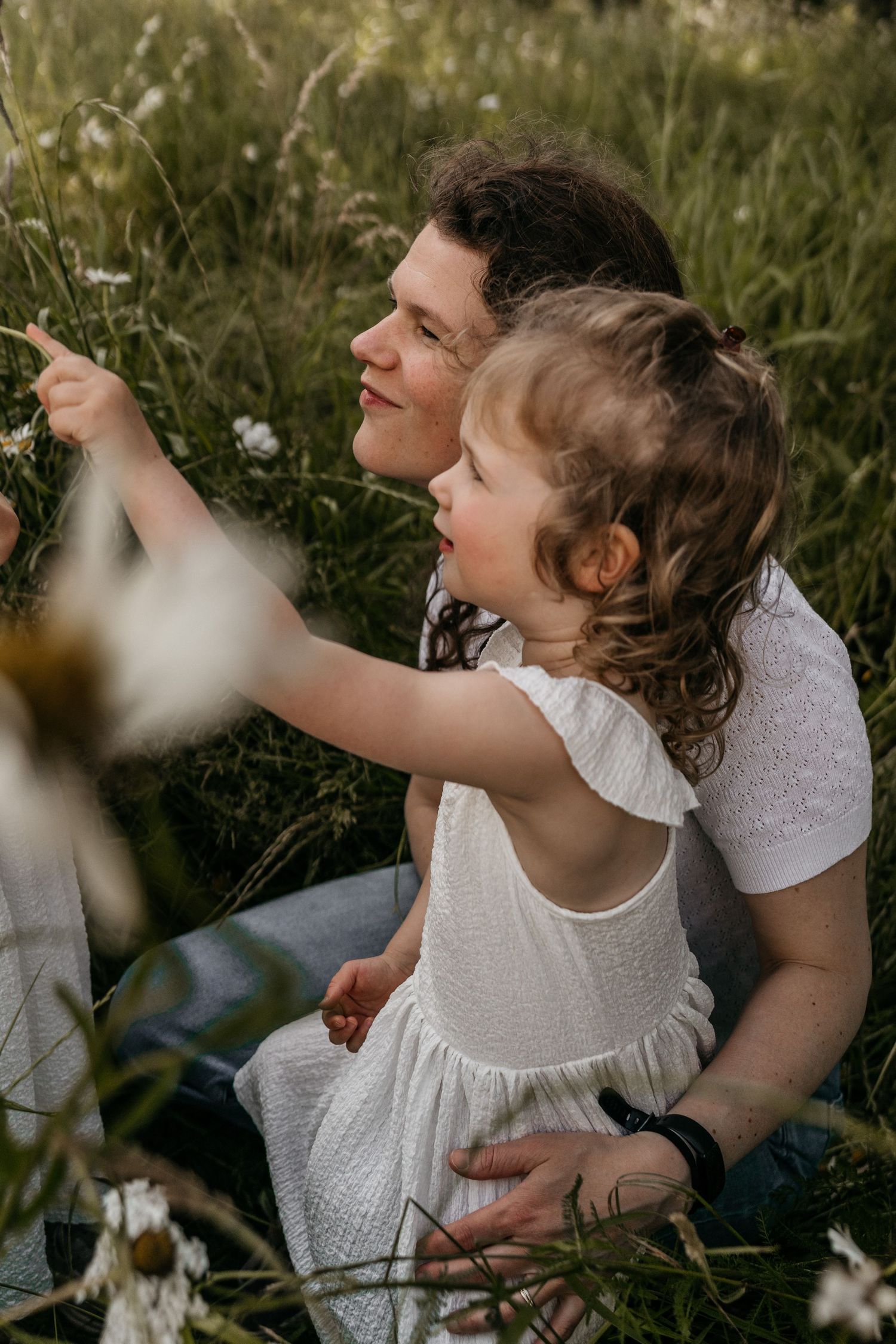 Een moeder die haar dochter vasthoudt tijdens een fotoshoot in Noord-Brabant, Tilburg, Goirle