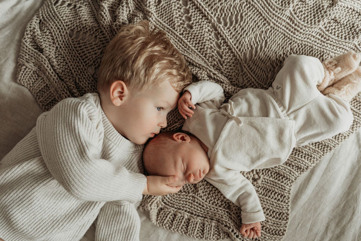Newbornfotografie thuis met grote broer