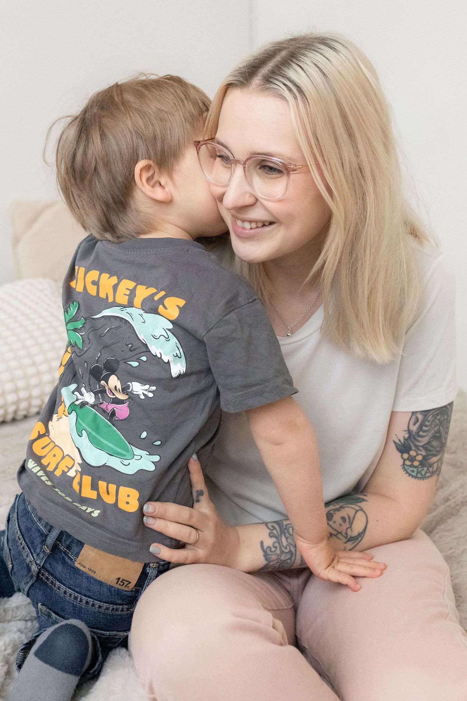 poika kuiskailee äidin korvaan- perhekuvaus