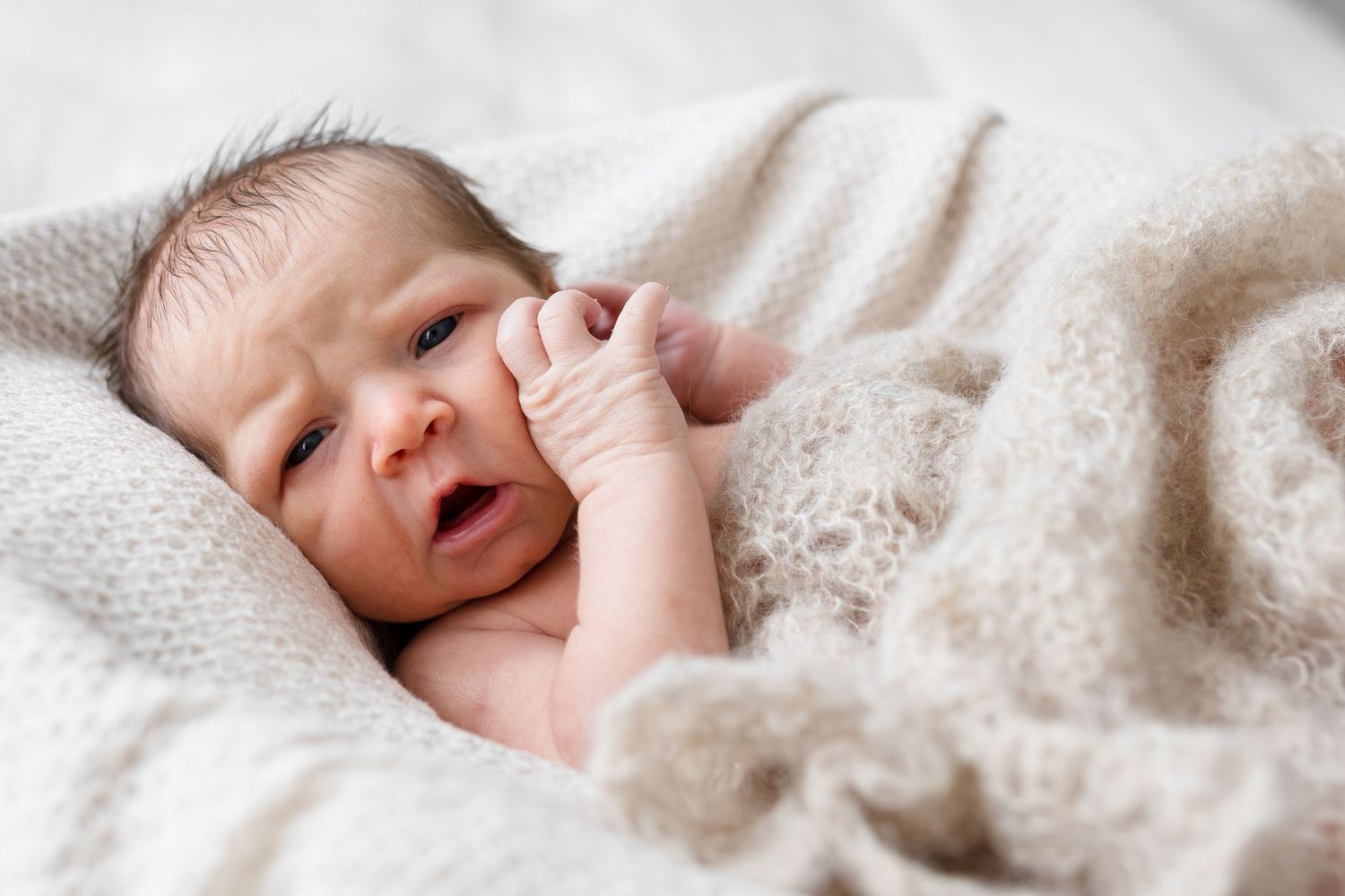 vastasyntynyt katsoo kameraan, newborn kuvaus