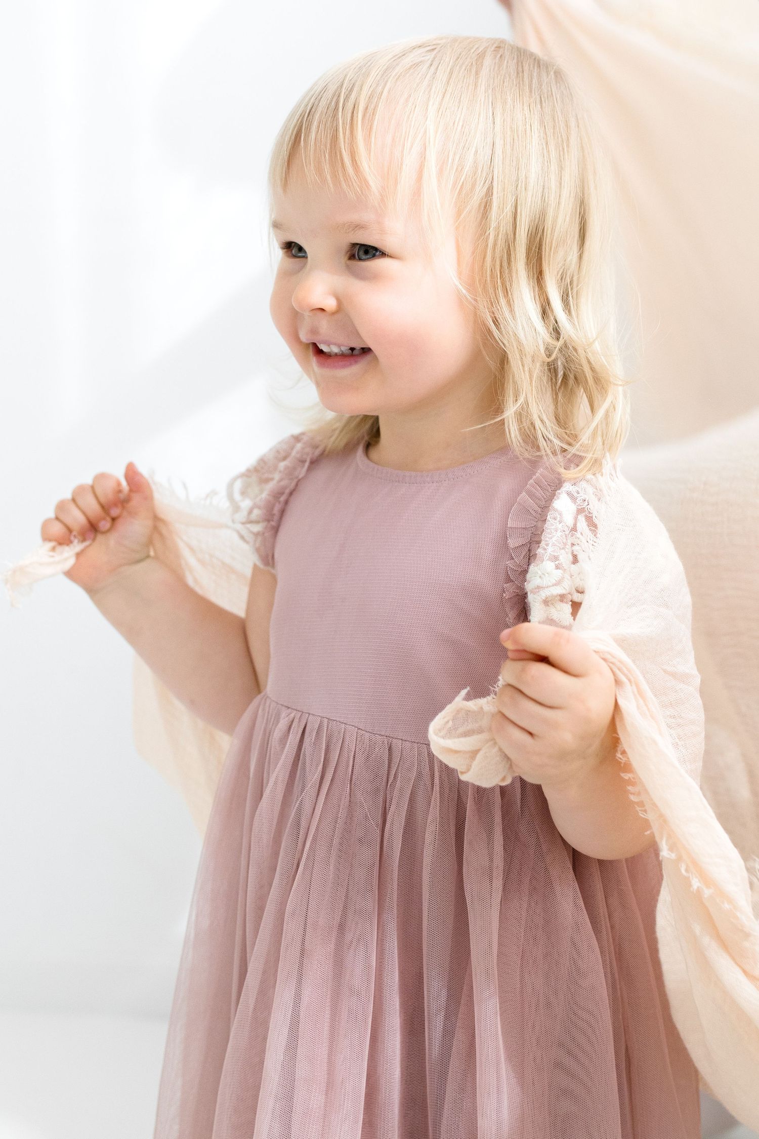 tyttö leikkii prinsessaa, lapsikuvaus Vantaa