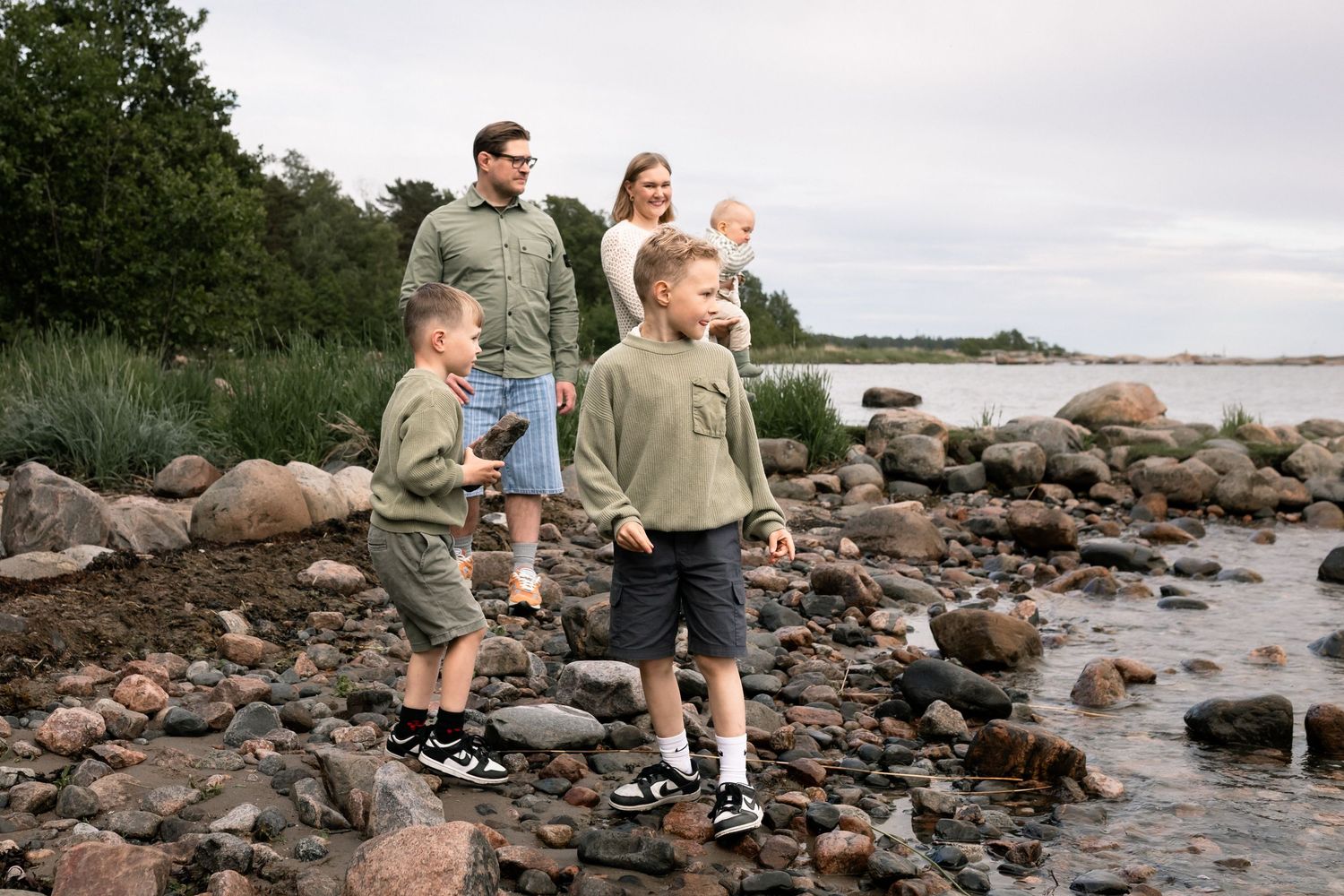 perhe katselee merelle- perhekuvaus pääkaupunkiseutu