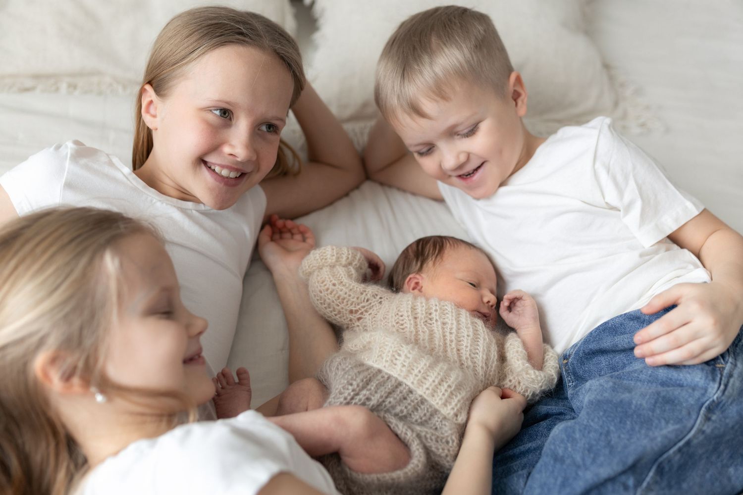 sisarukset makoilevat yhdessä- newborn kuvaus