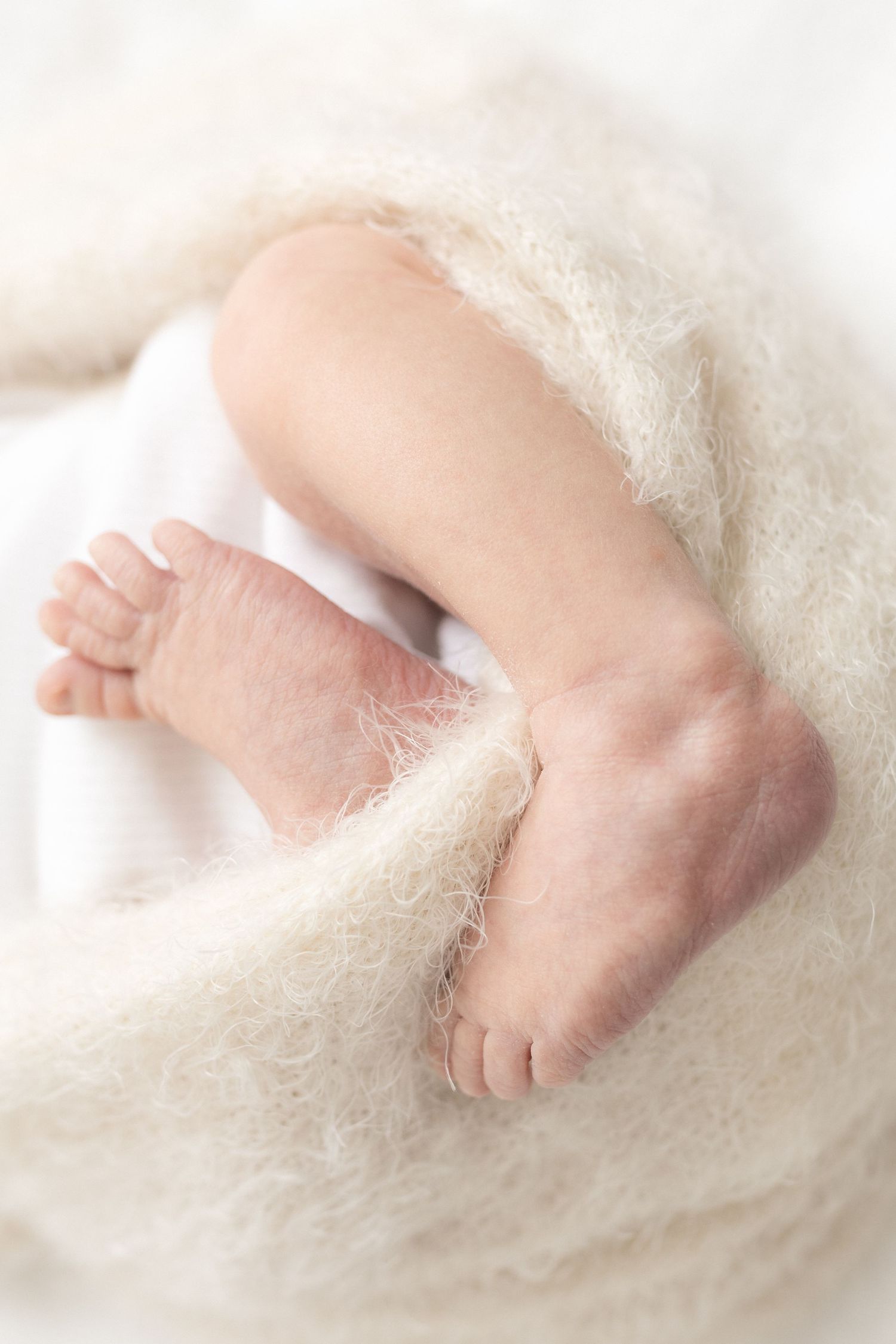 Pienet vauvan varpaat newborn kuvauksessa Helsingissä