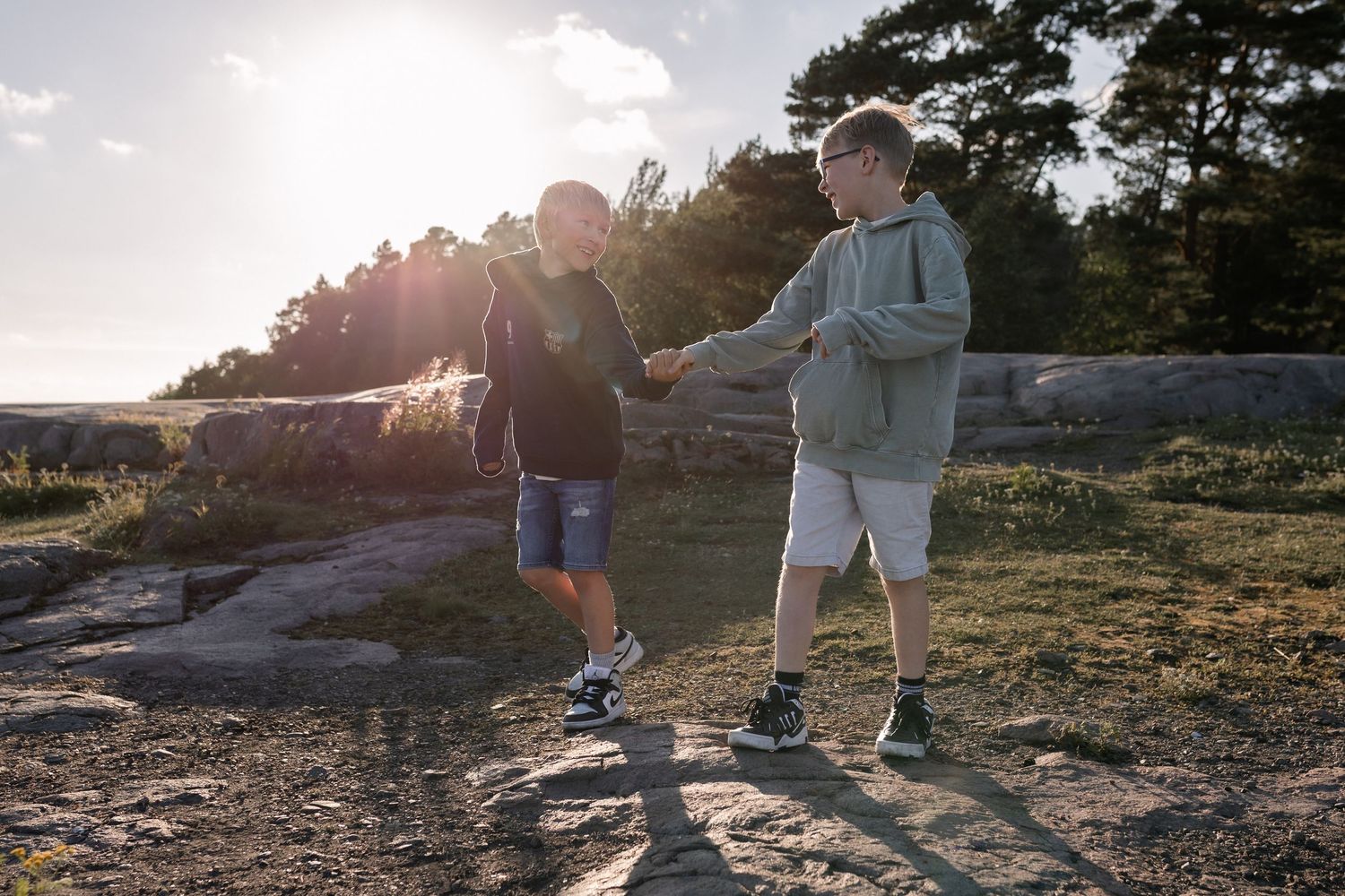 sisarukset käsi kädessä, perhekuvaus